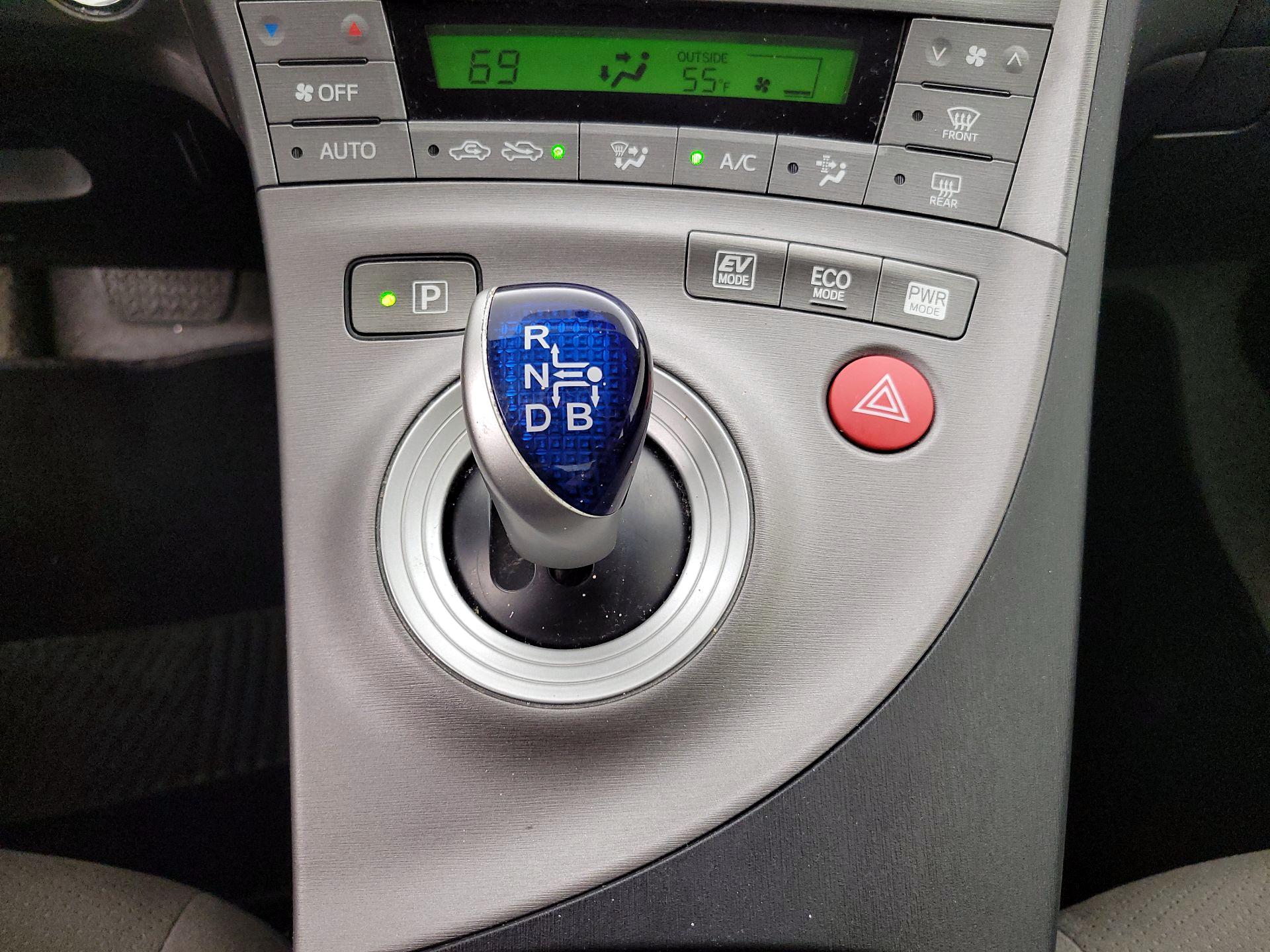 Thumbnail: 2015 Toyota Prius - 17