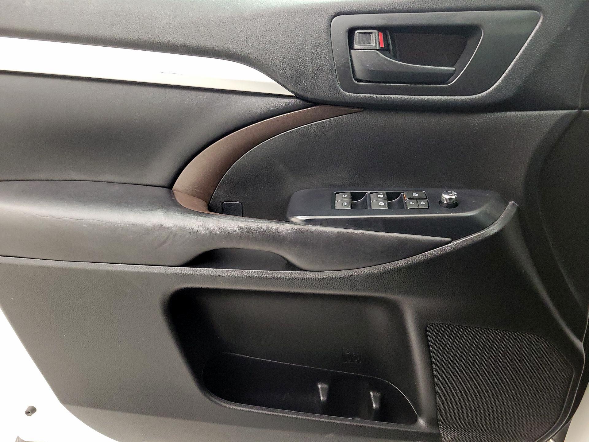 Thumbnail: 2018 Toyota Highlander - 12