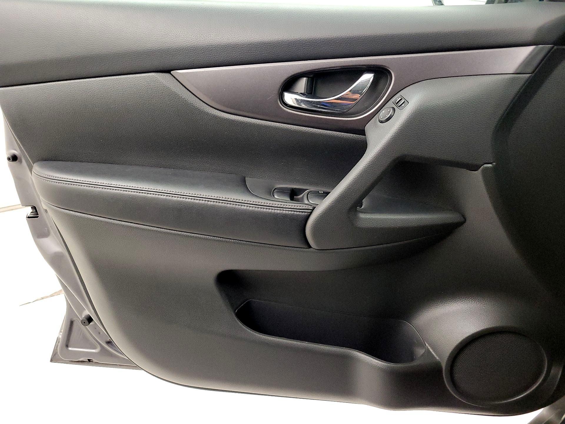 Thumbnail: 2016 Nissan Rogue - 12