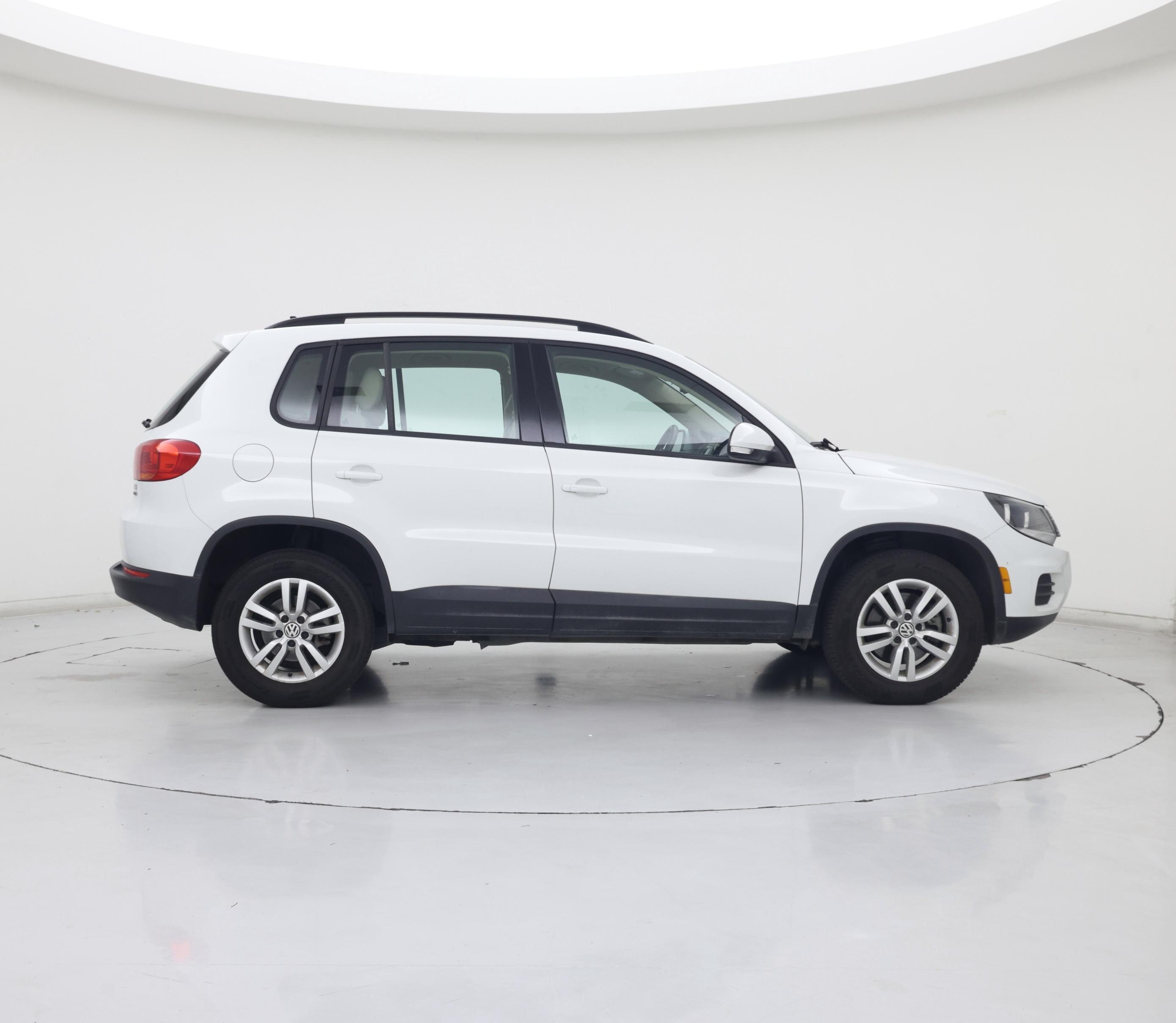 Thumbnail: 2017 Volkswagen Tiguan - 7