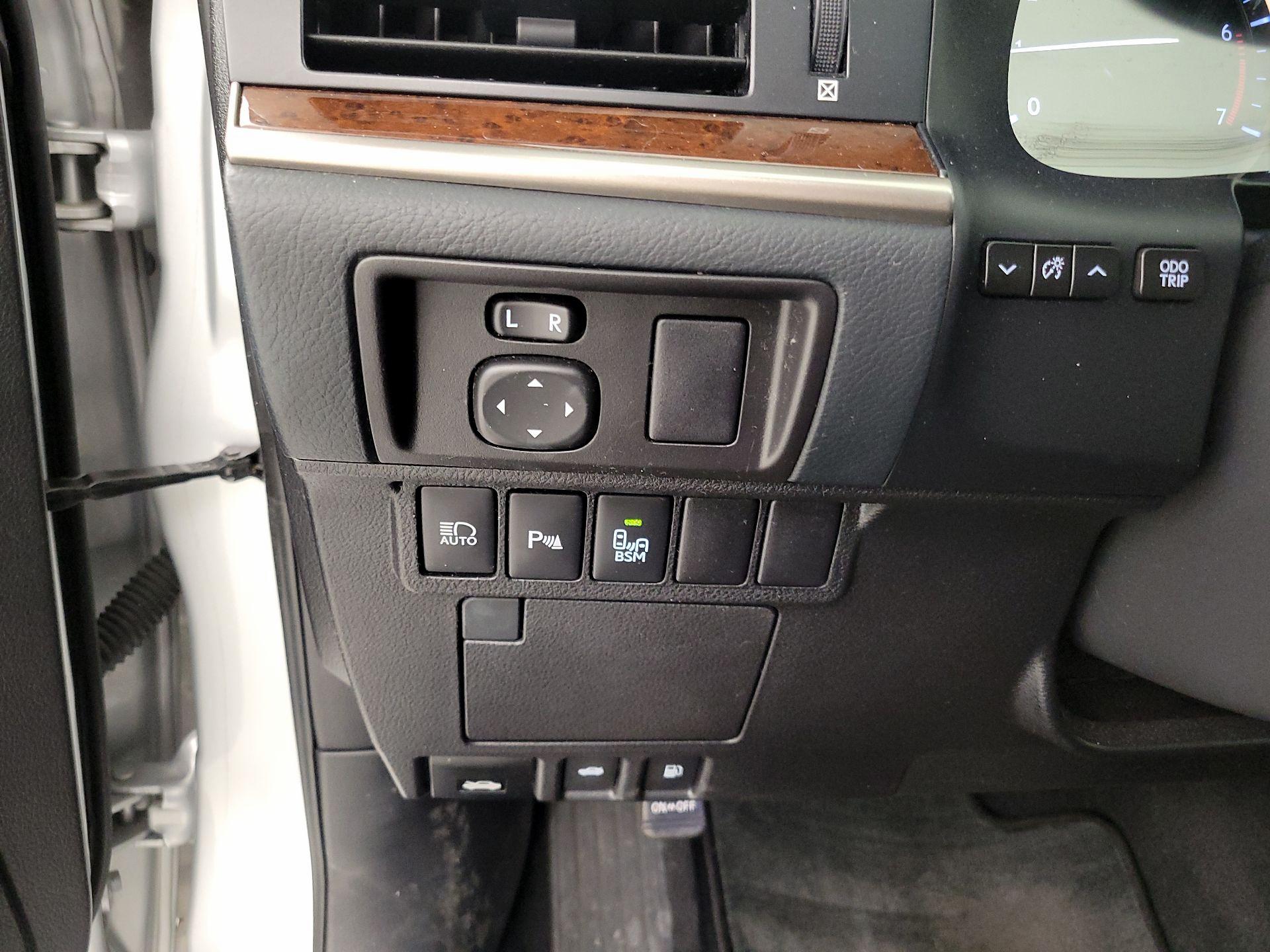 Thumbnail: 2017 Lexus ES - 13