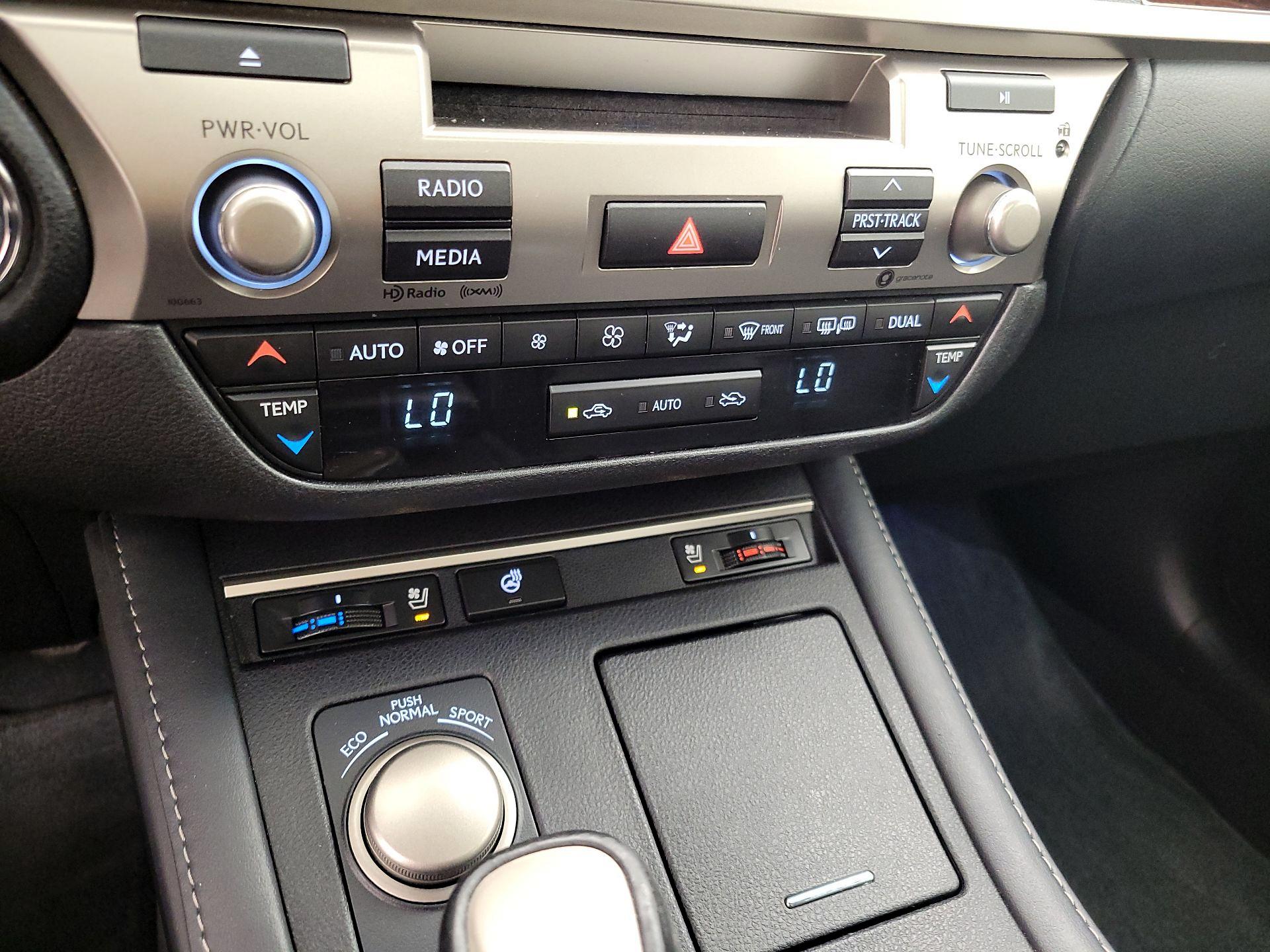 Thumbnail: 2017 Lexus ES - 16