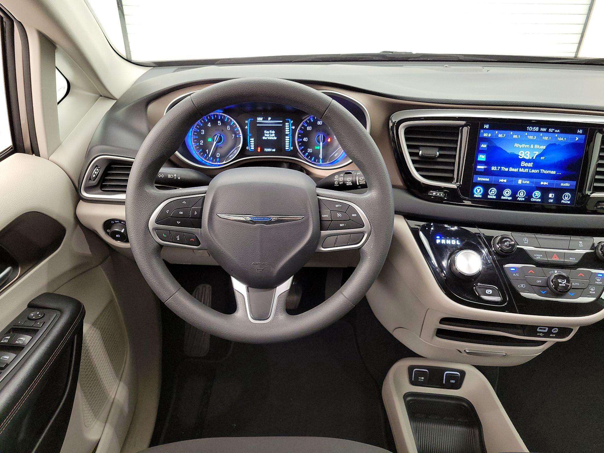 Thumbnail: 2017 Chrysler Pacifica - 10