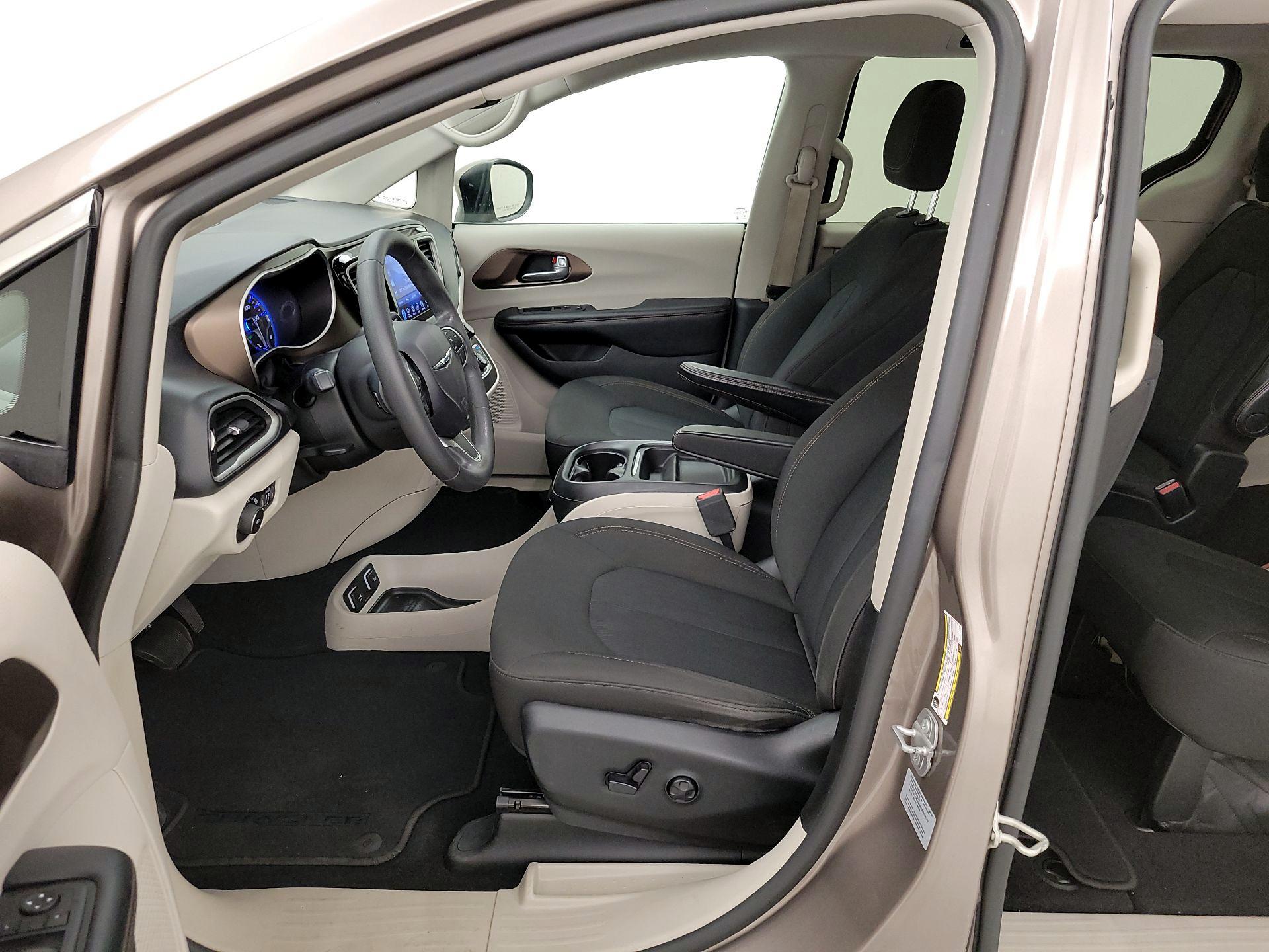 Thumbnail: 2017 Chrysler Pacifica - 11