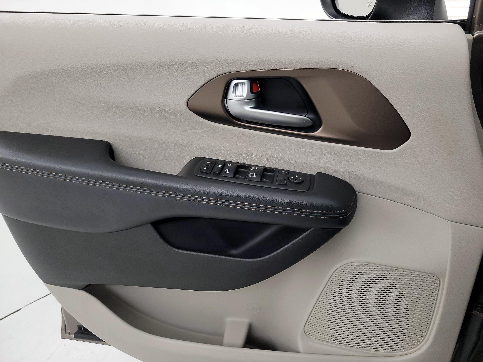 Thumbnail: 2017 Chrysler Pacifica - 12