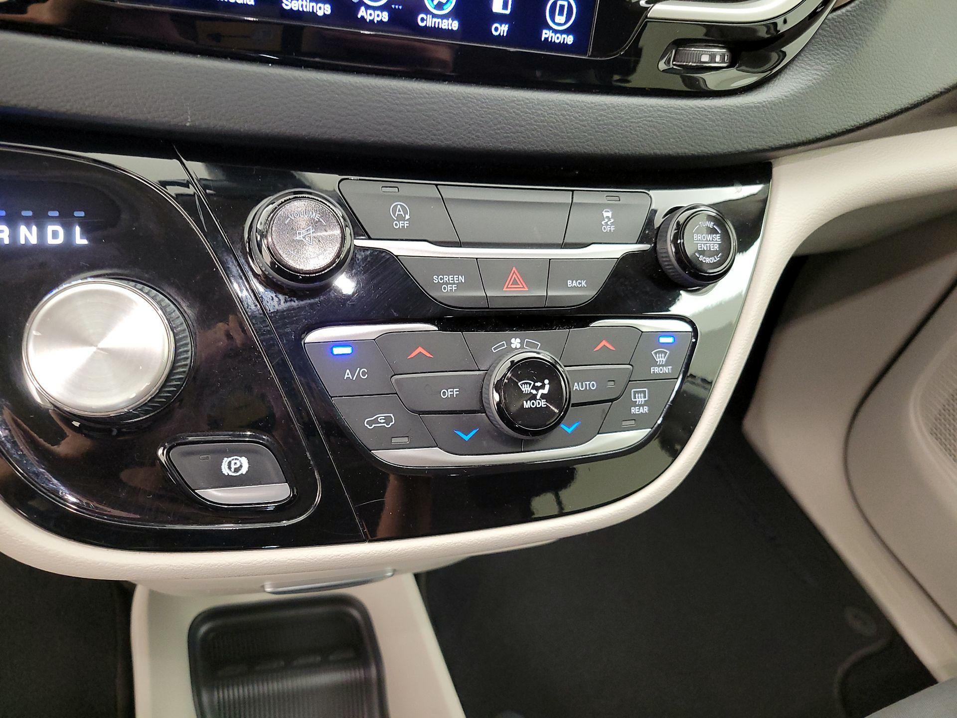 Thumbnail: 2017 Chrysler Pacifica - 16