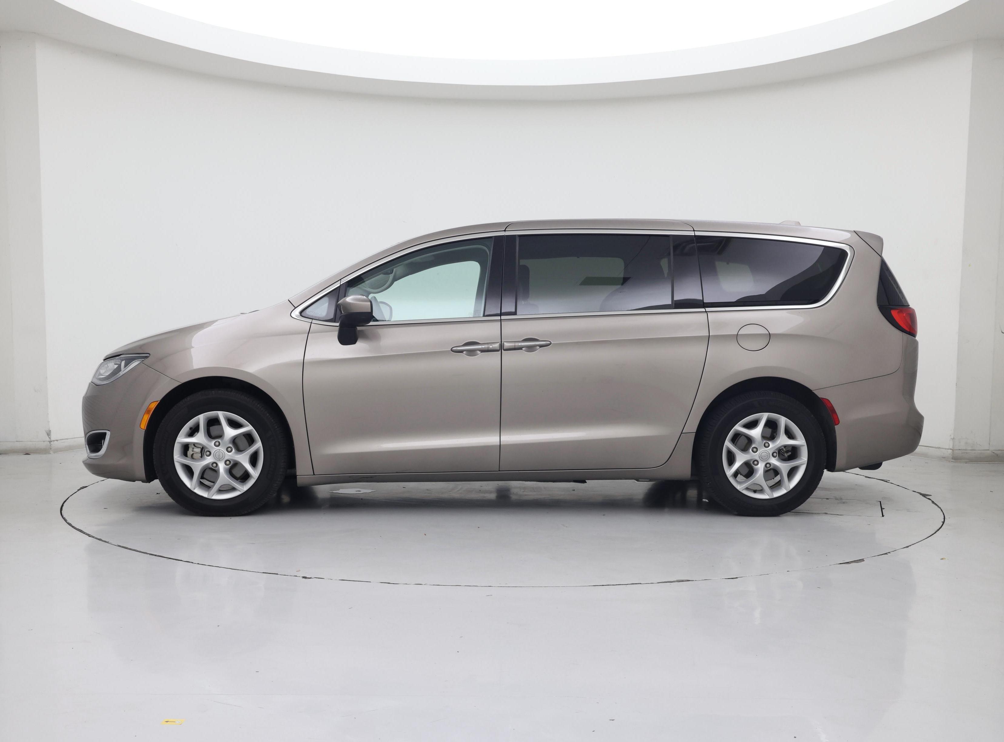 Thumbnail: 2017 Chrysler Pacifica - 3