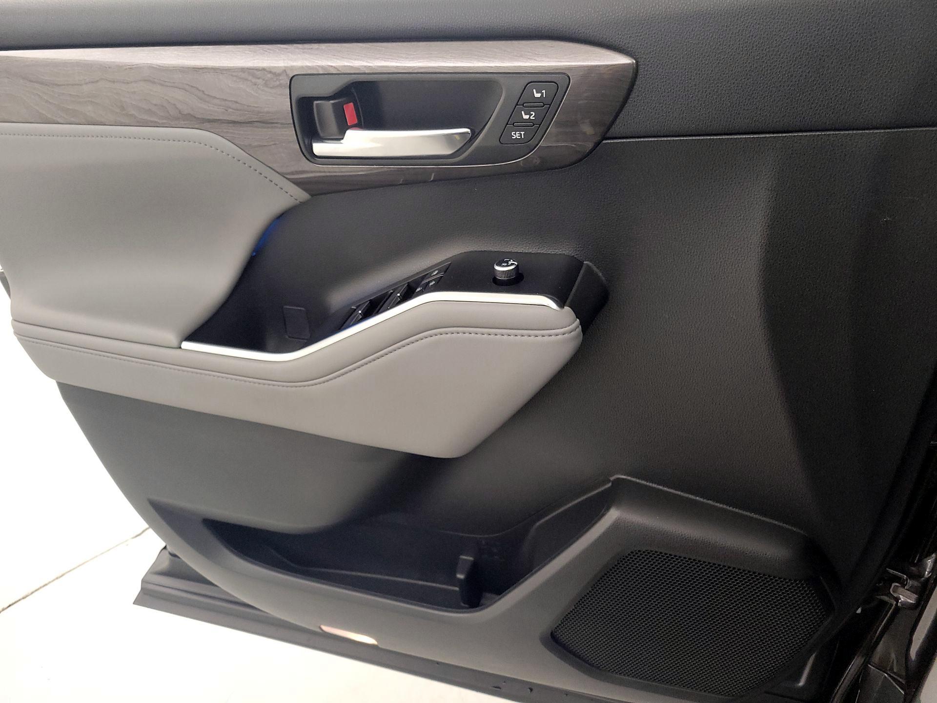 Thumbnail: 2021 Toyota Highlander - 12