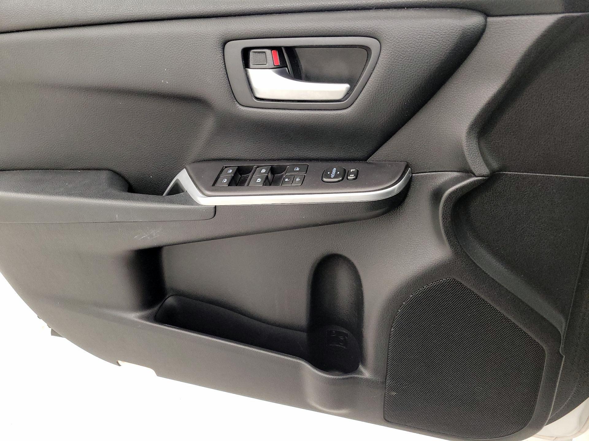 Thumbnail: 2016 Toyota Camry - 12