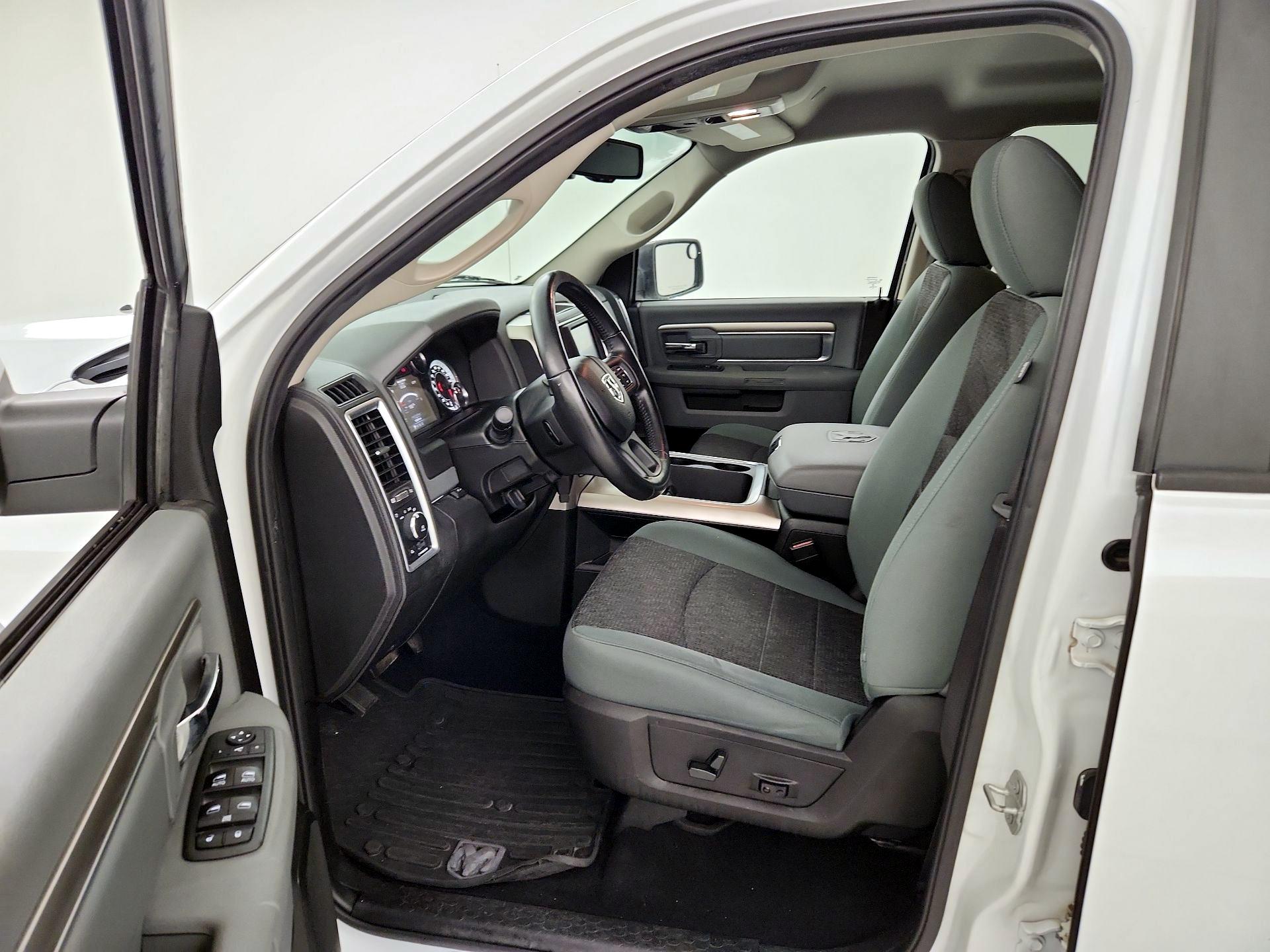 Thumbnail: 2019 RAM 1500 Classic - 11