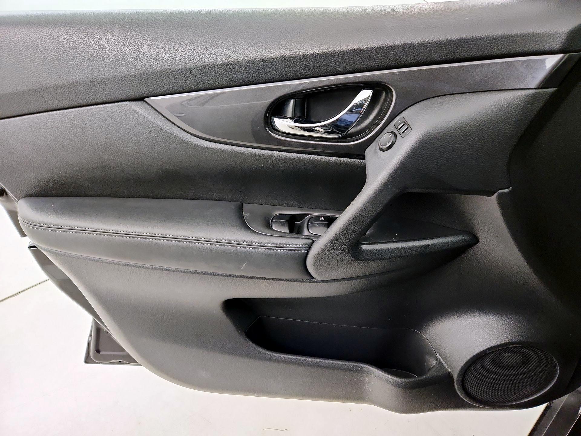 Thumbnail: 2017 Nissan Rogue - 12