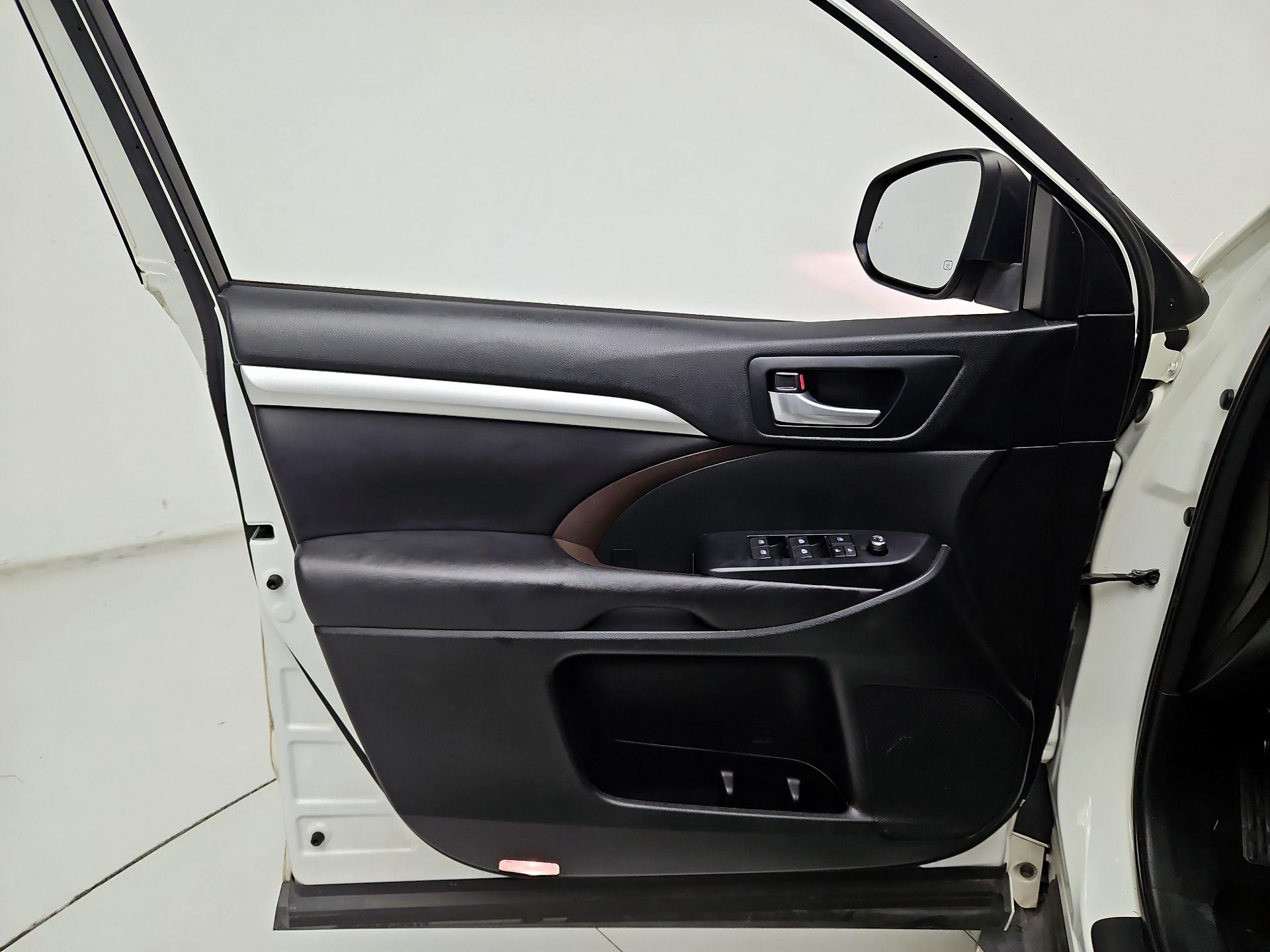 Thumbnail: 2017 Toyota Highlander - 12