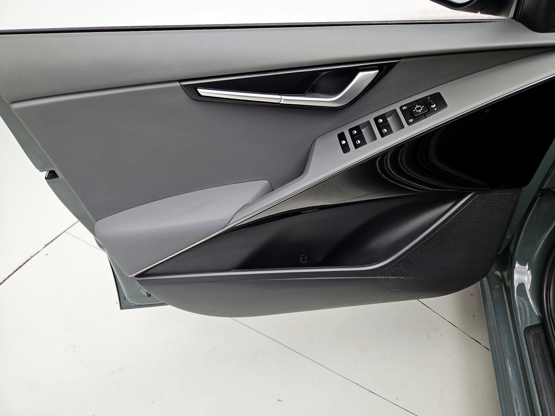 Thumbnail: 2023 Kia Niro - 12