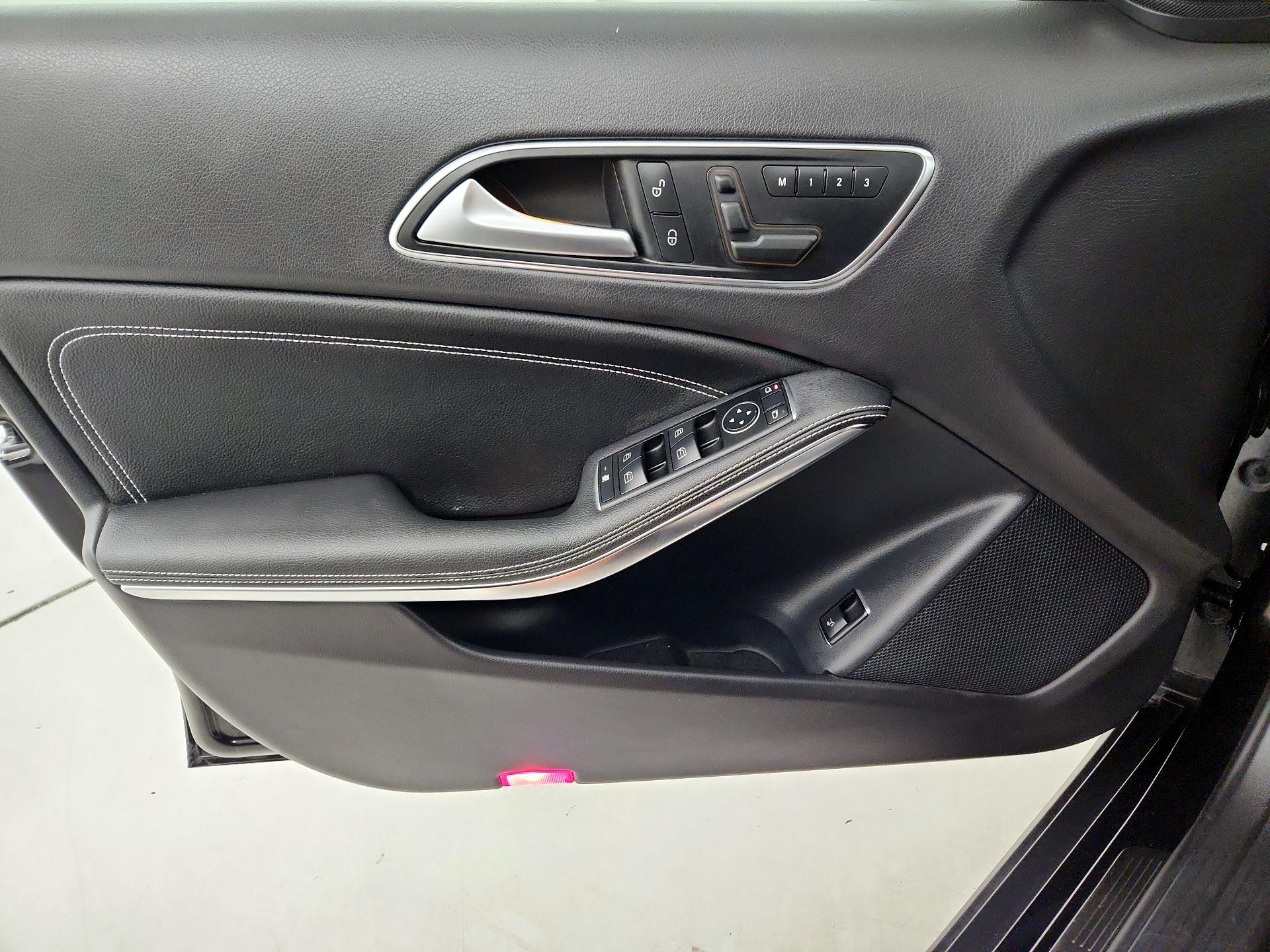 Thumbnail: 2015 Mercedes-Benz GLA - 12