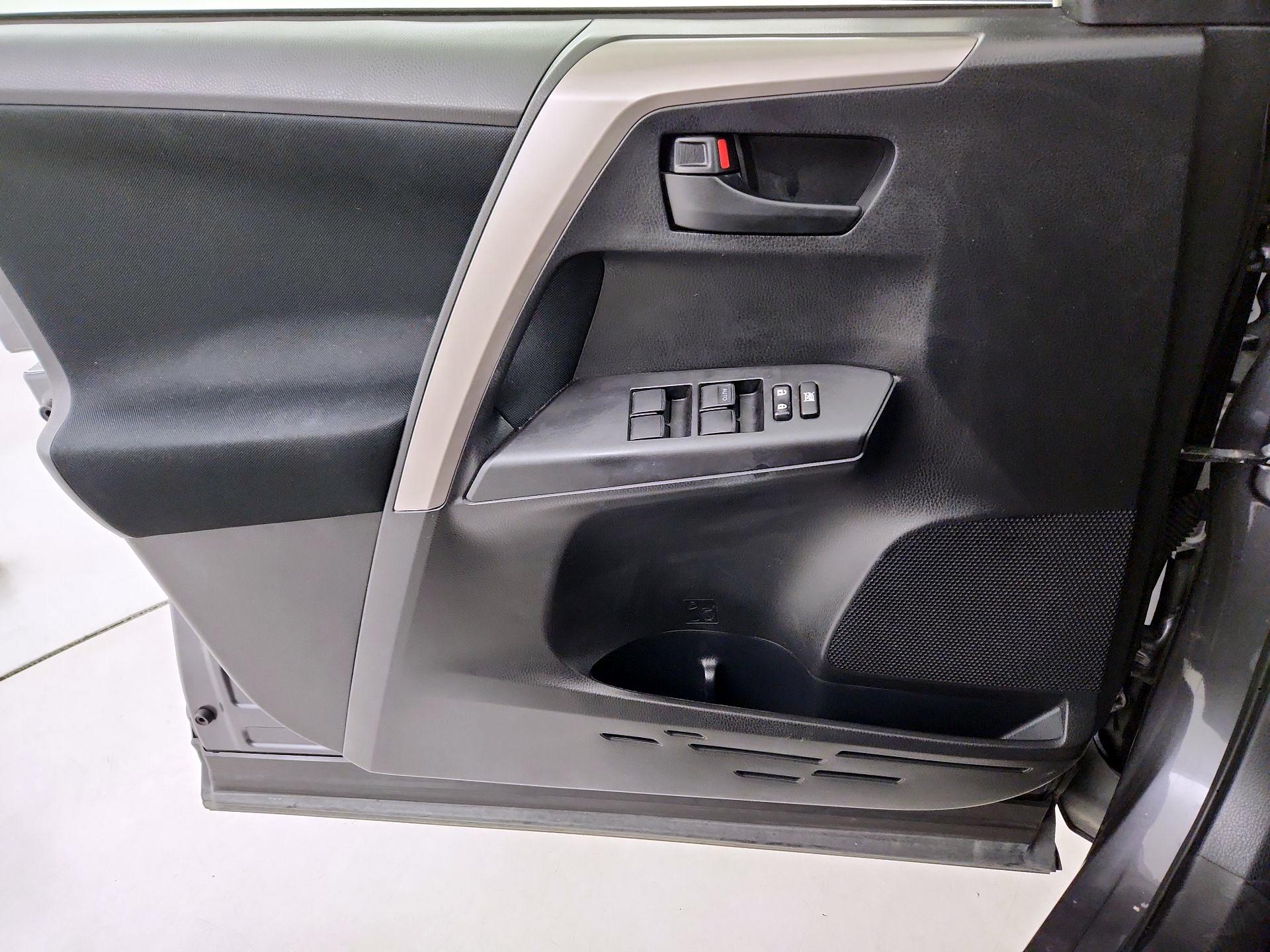 Thumbnail: 2018 Toyota RAV4 - 12