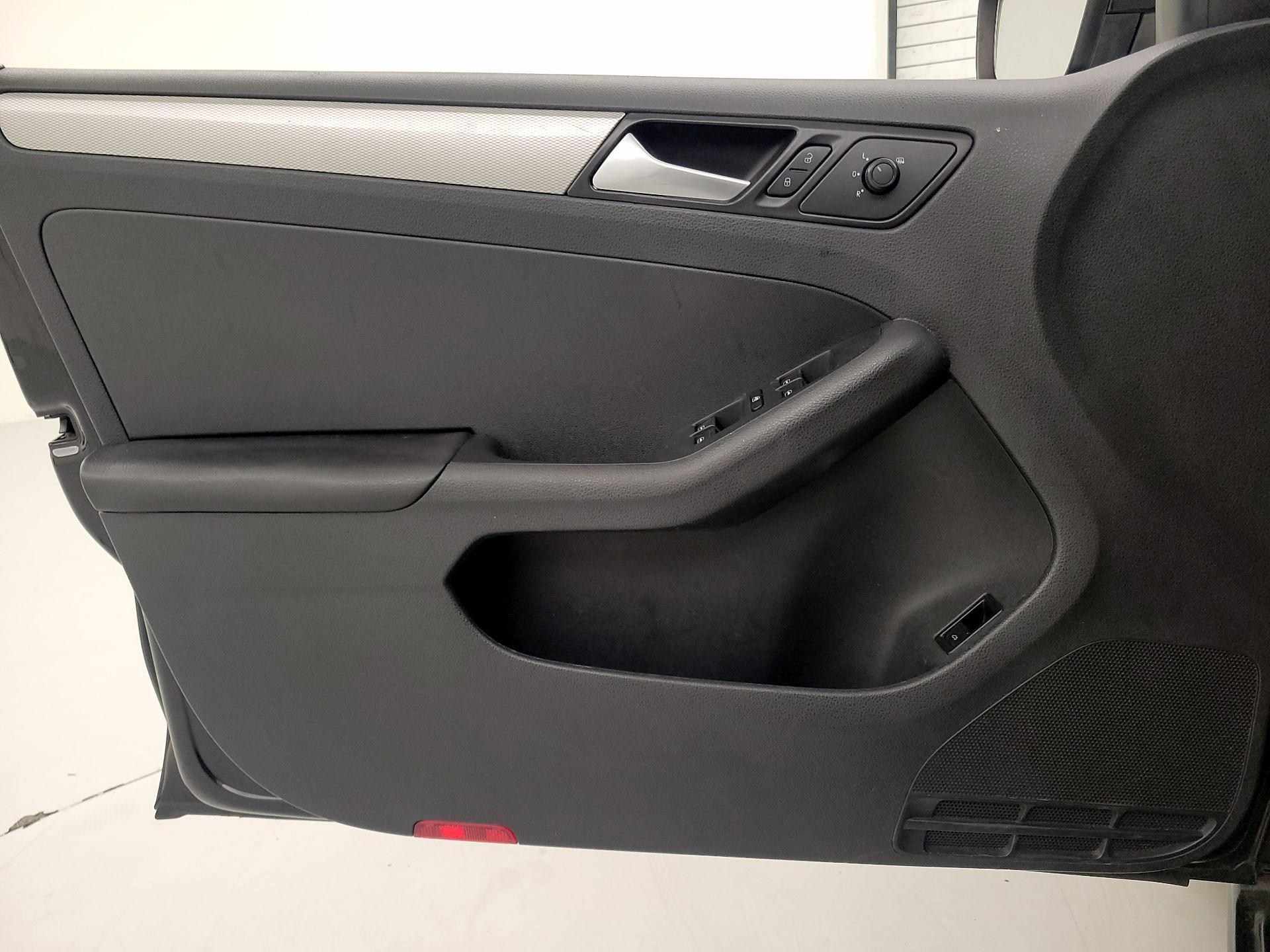 Thumbnail: 2017 Volkswagen Jetta - 12