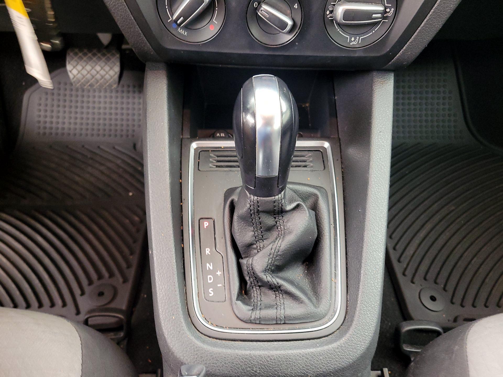 Thumbnail: 2017 Volkswagen Jetta - 17