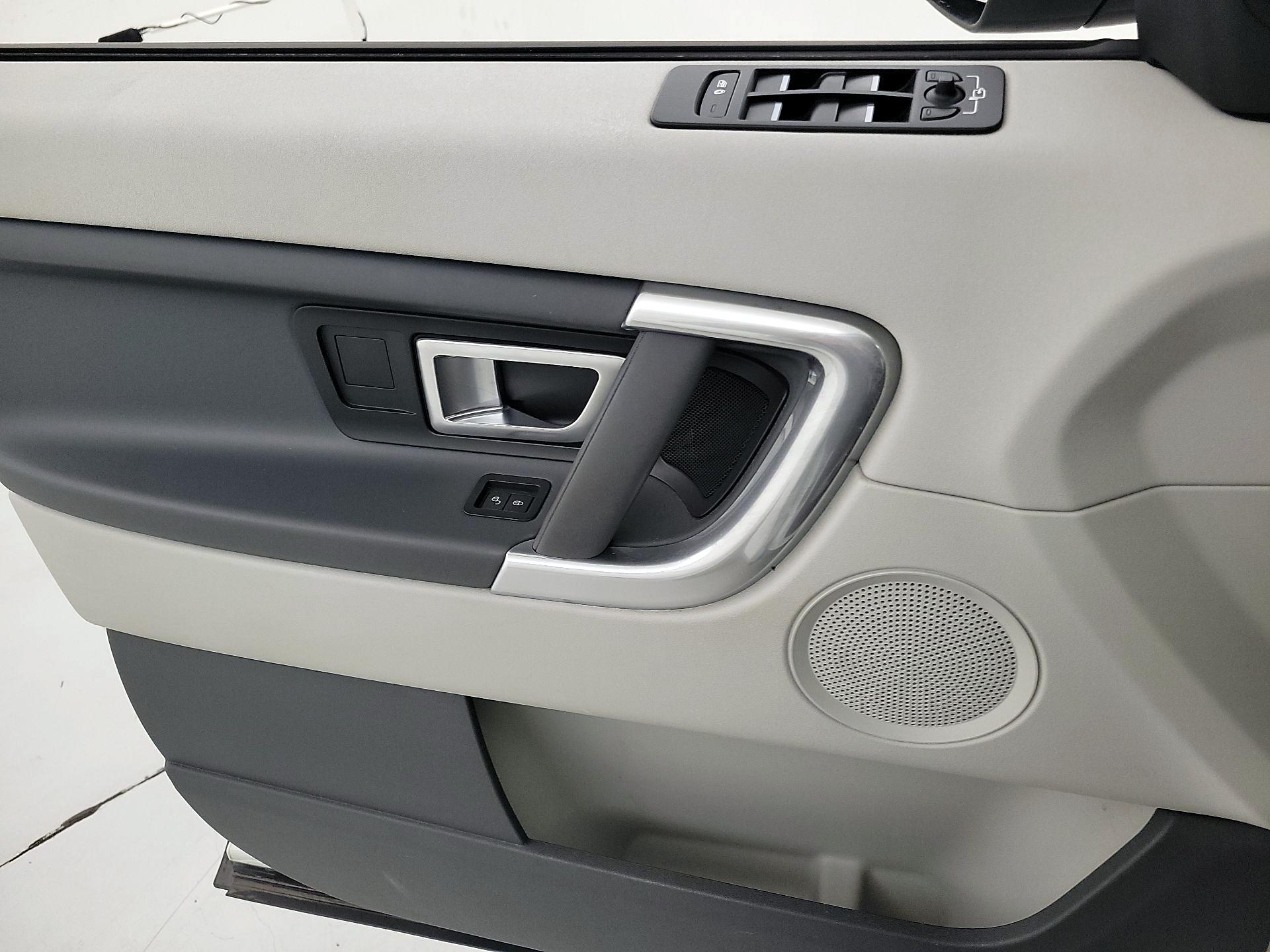 Thumbnail: 2017 Land Rover Discovery Sport - 12