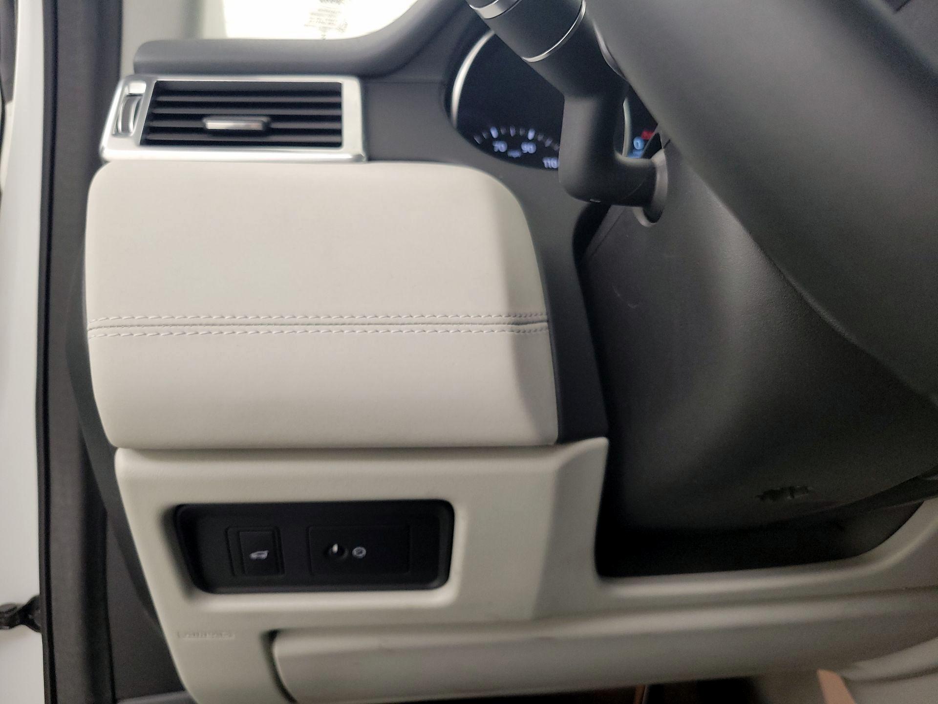 Thumbnail: 2017 Land Rover Discovery Sport - 13