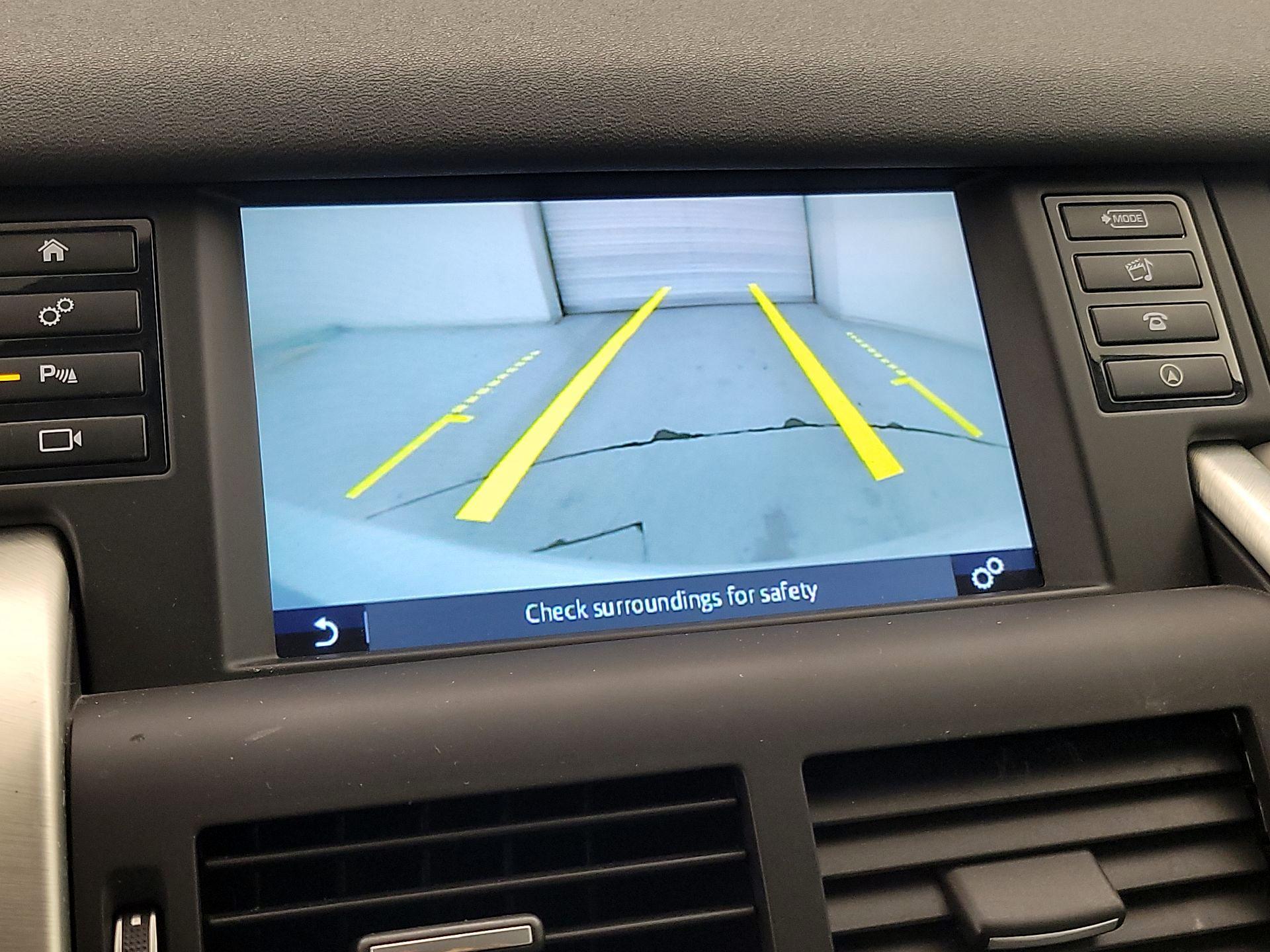 Thumbnail: 2017 Land Rover Discovery Sport - 15