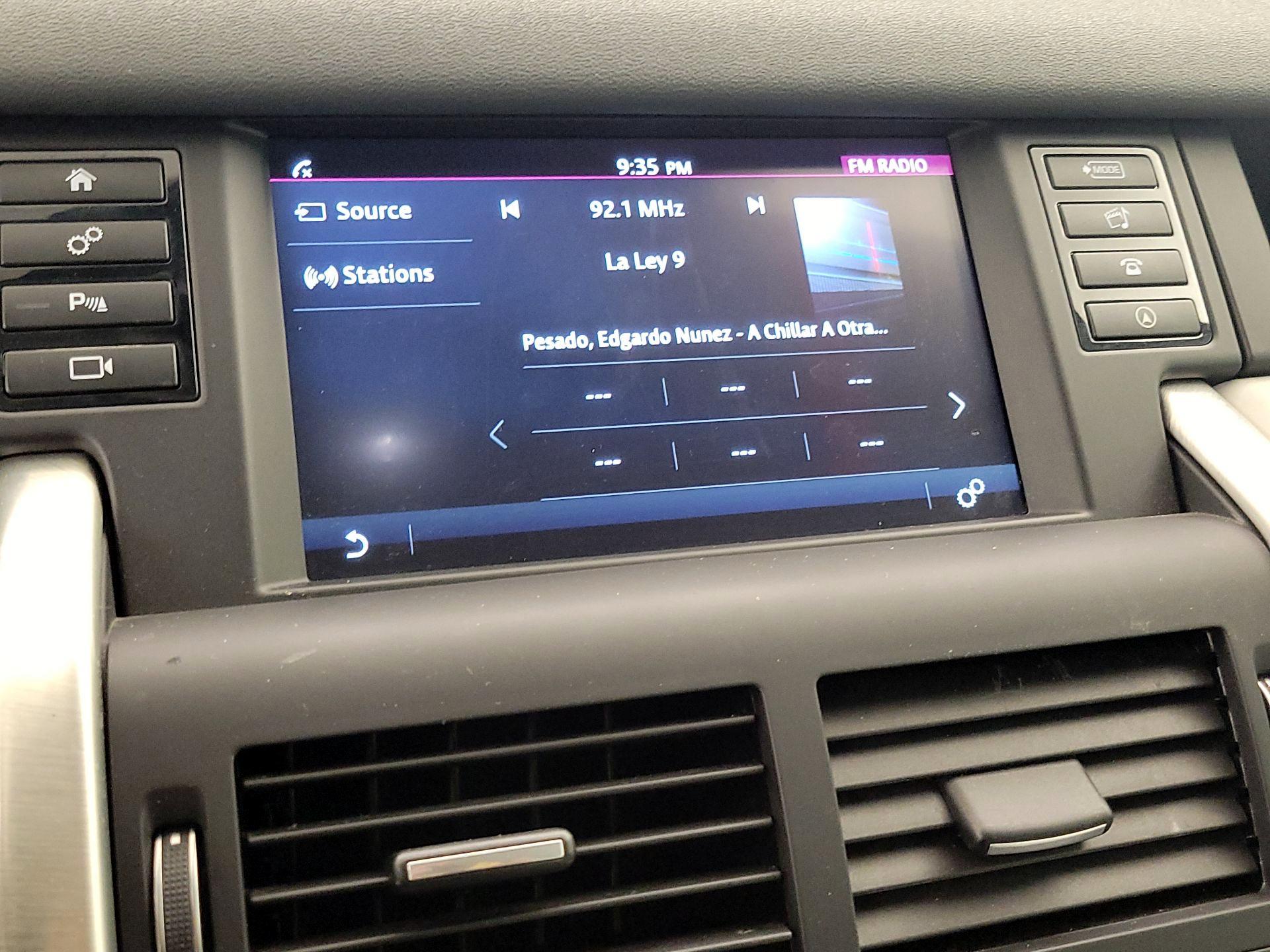 Thumbnail: 2017 Land Rover Discovery Sport - 16