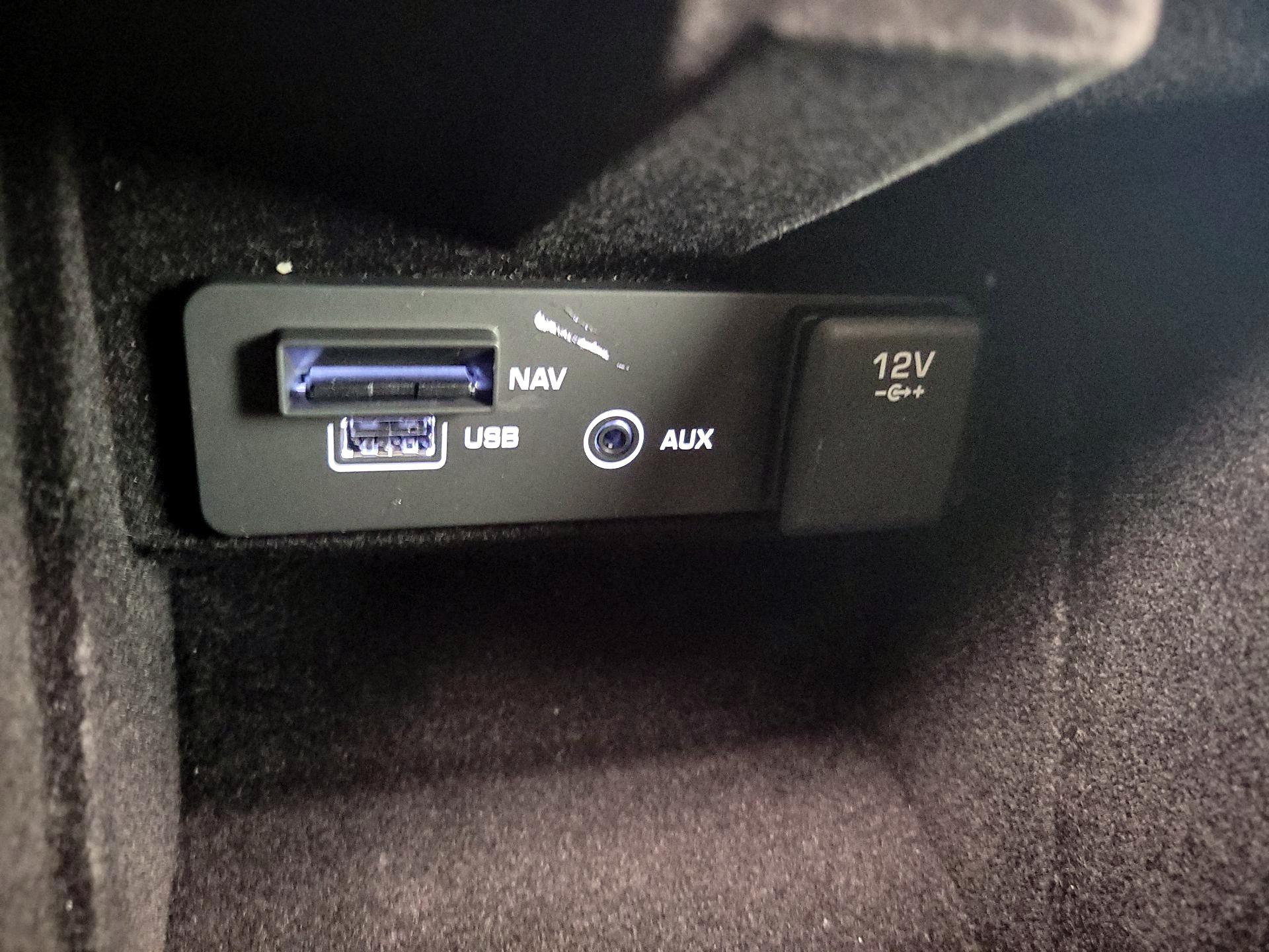 Thumbnail: 2017 Land Rover Discovery Sport - 19