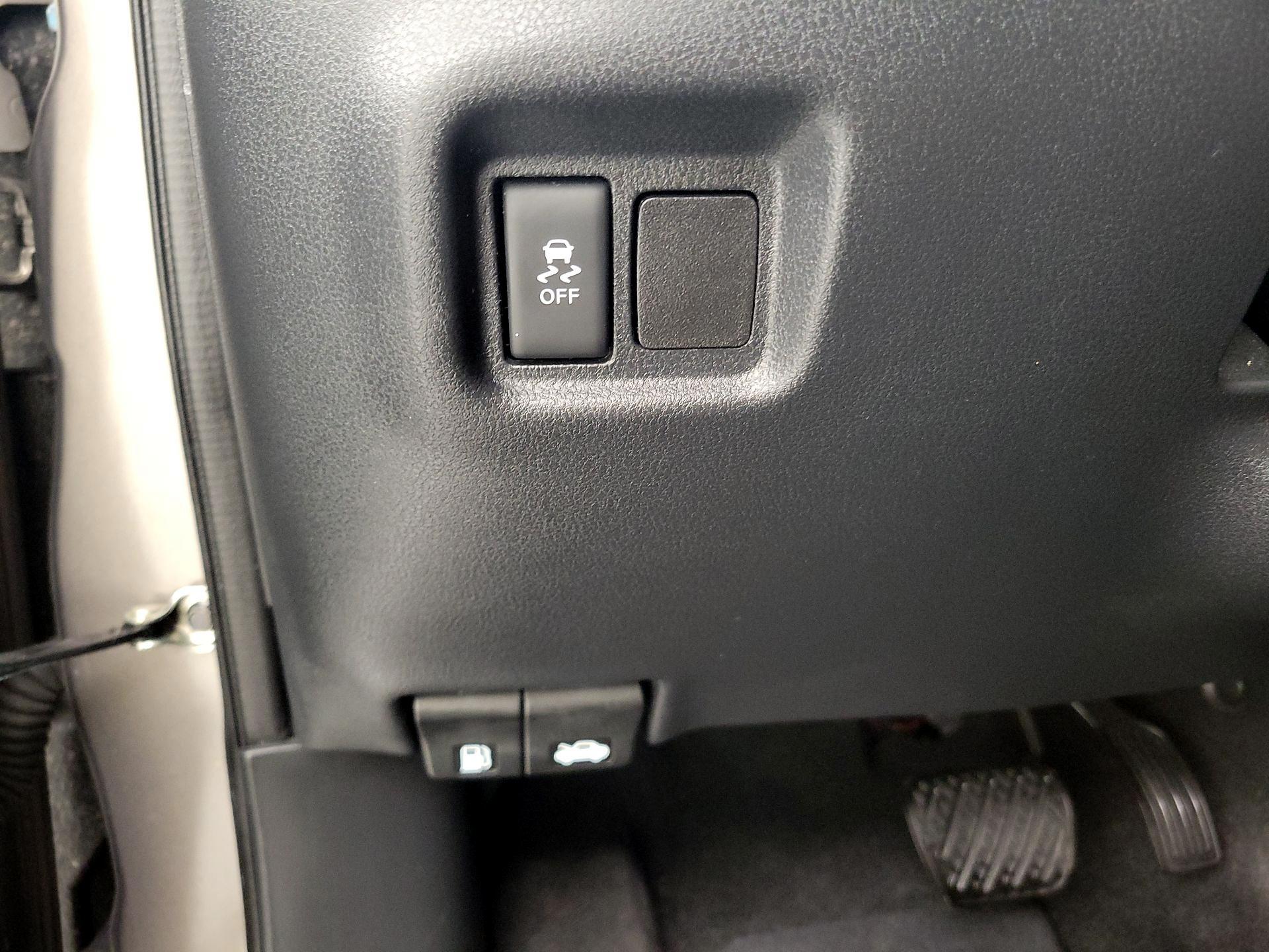 Thumbnail: 2017 Nissan Versa - 13