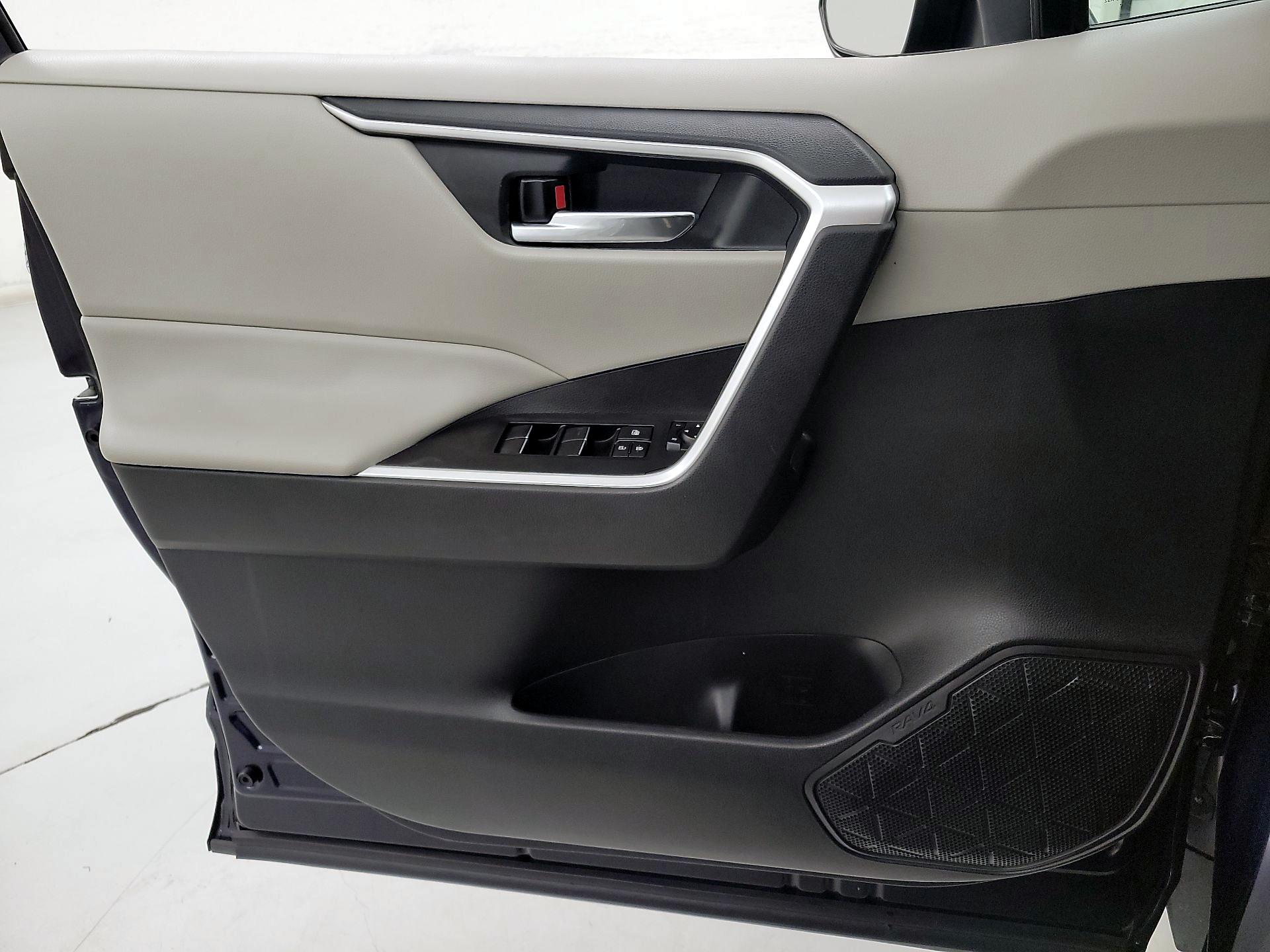 Thumbnail: 2020 Toyota RAV4 - 12