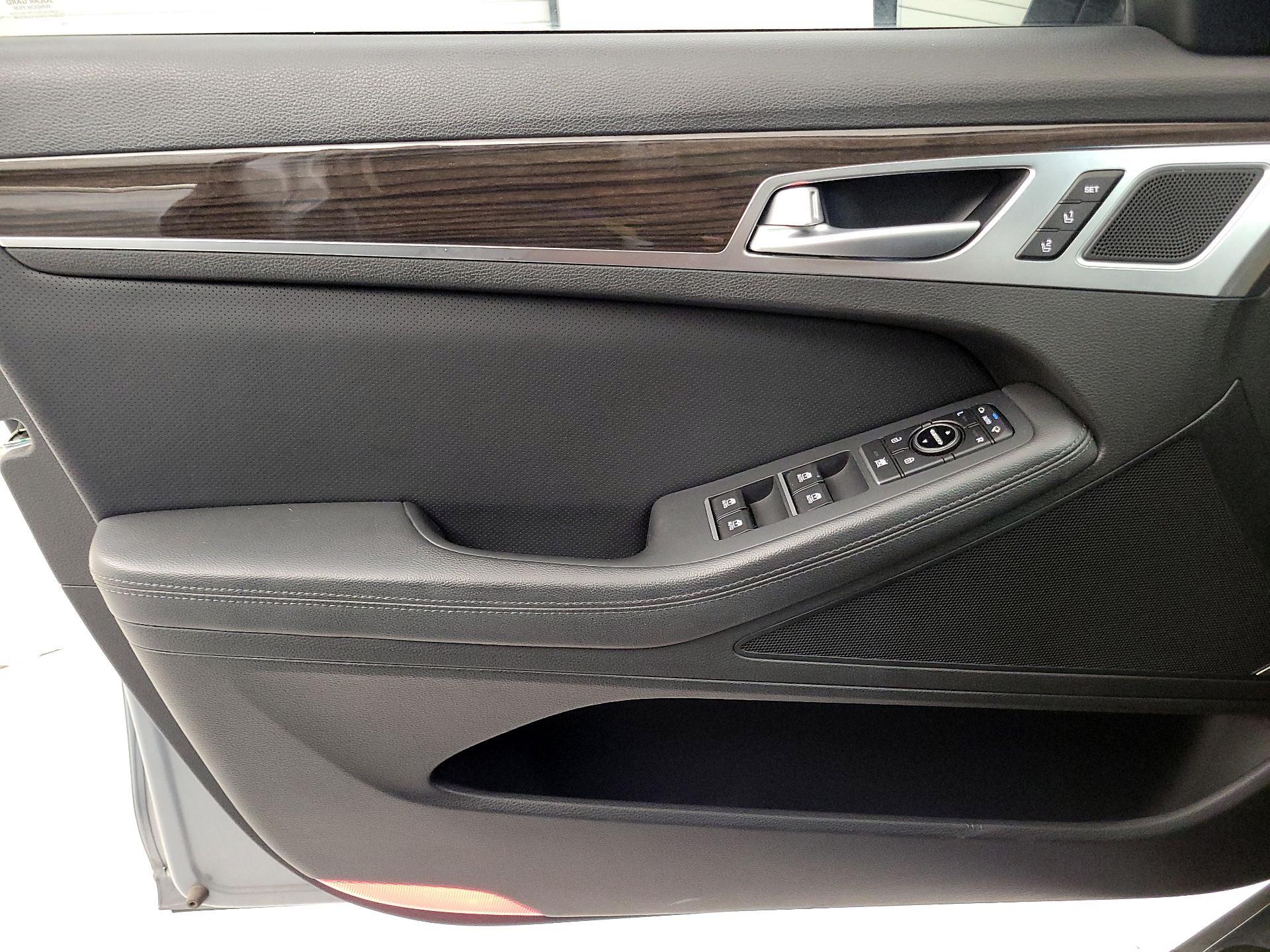 Thumbnail: 2017 Genesis G80 - 12