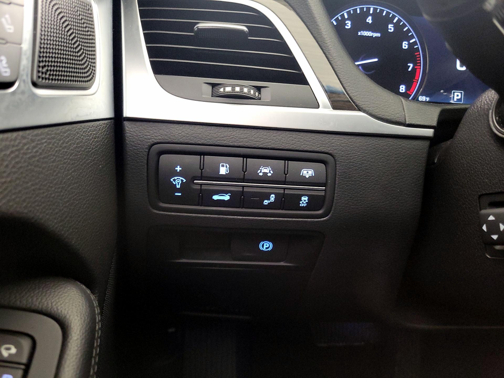 Thumbnail: 2017 Genesis G80 - 13