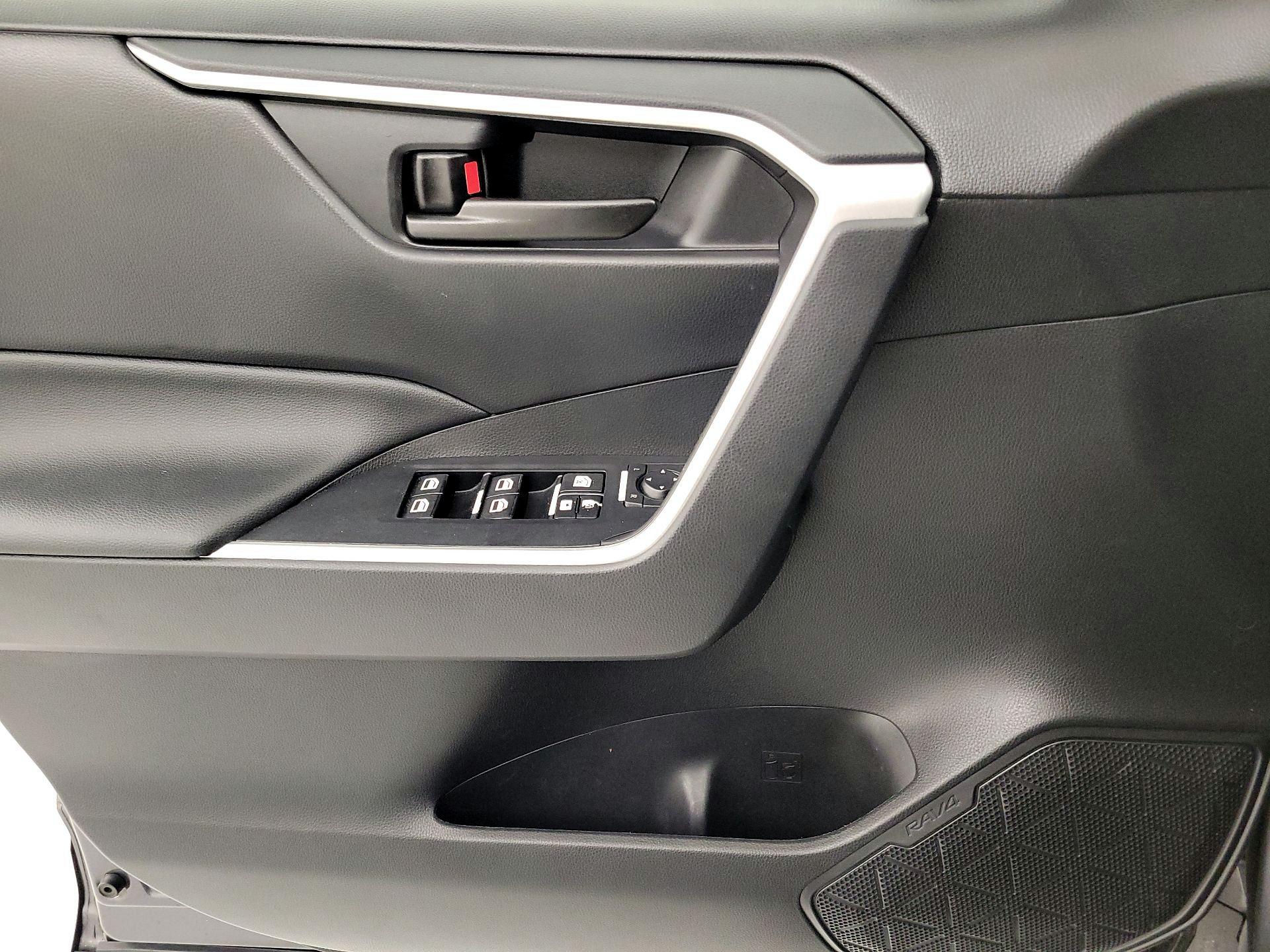 Thumbnail: 2021 Toyota RAV4 - 12