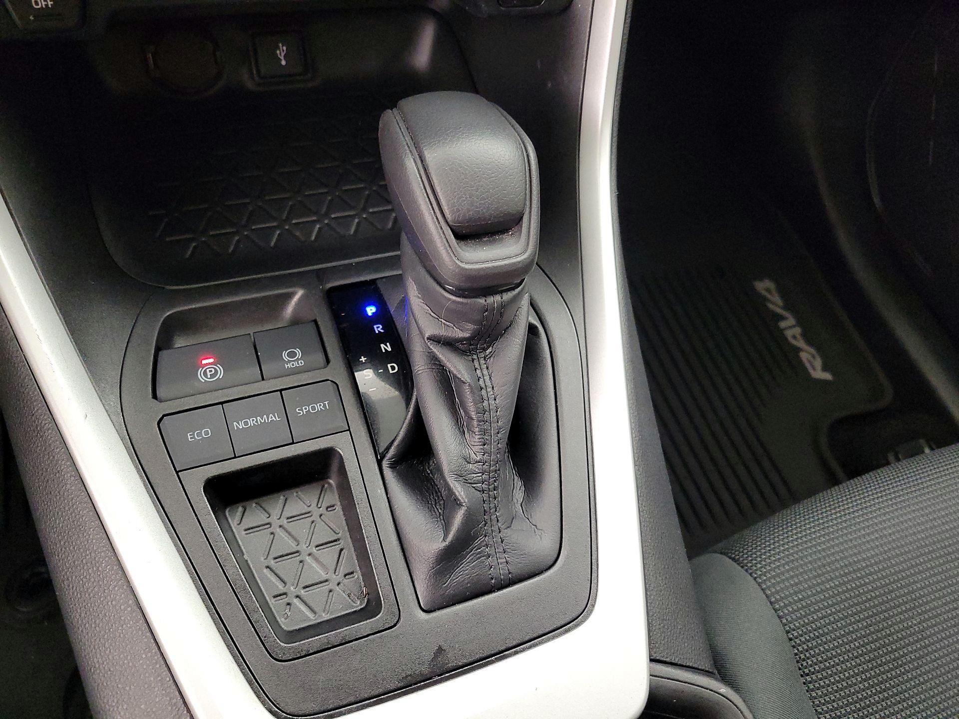 Thumbnail: 2021 Toyota RAV4 - 17