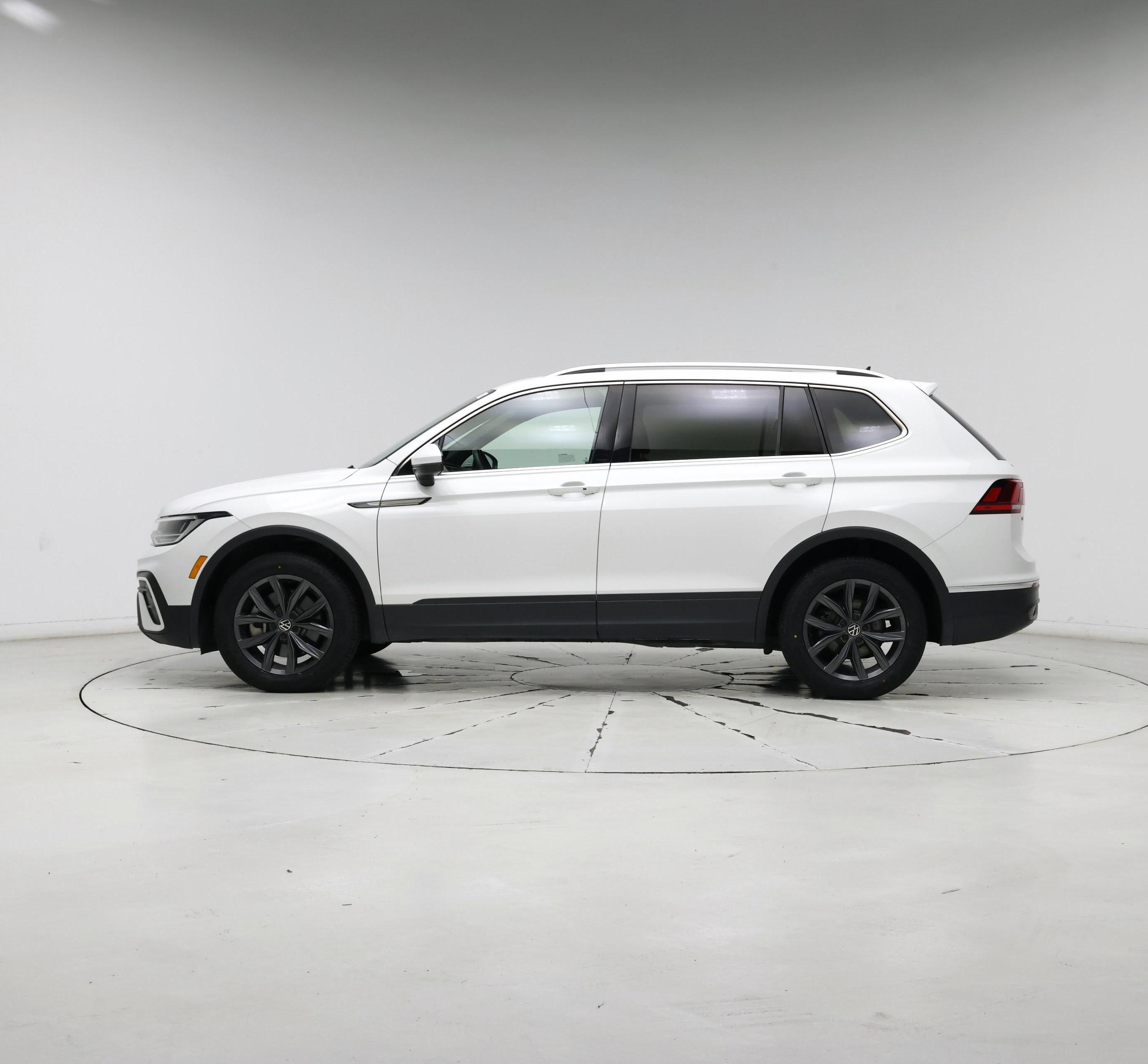 Thumbnail: 2022 Volkswagen Tiguan - 3