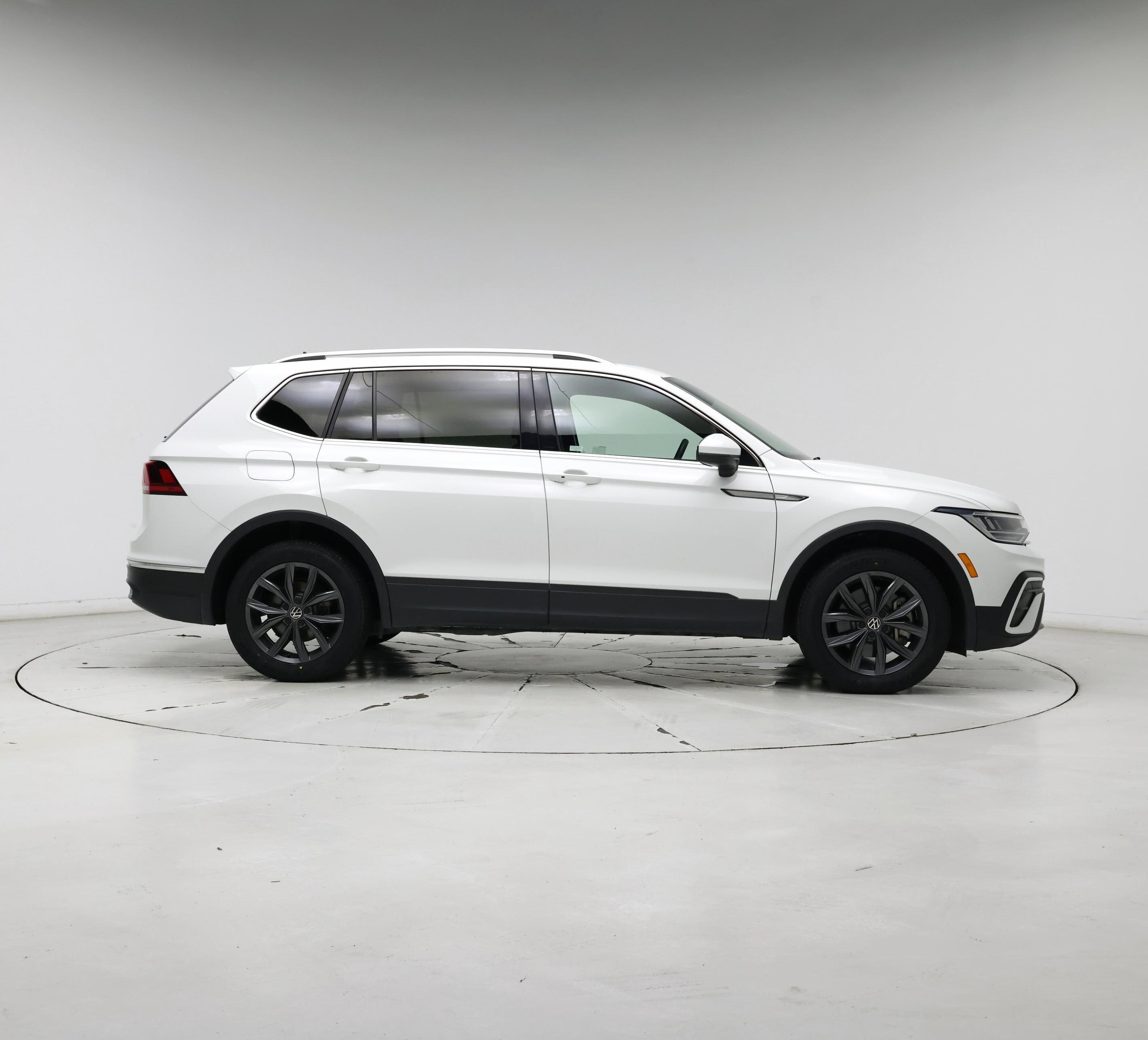 Thumbnail: 2022 Volkswagen Tiguan - 7