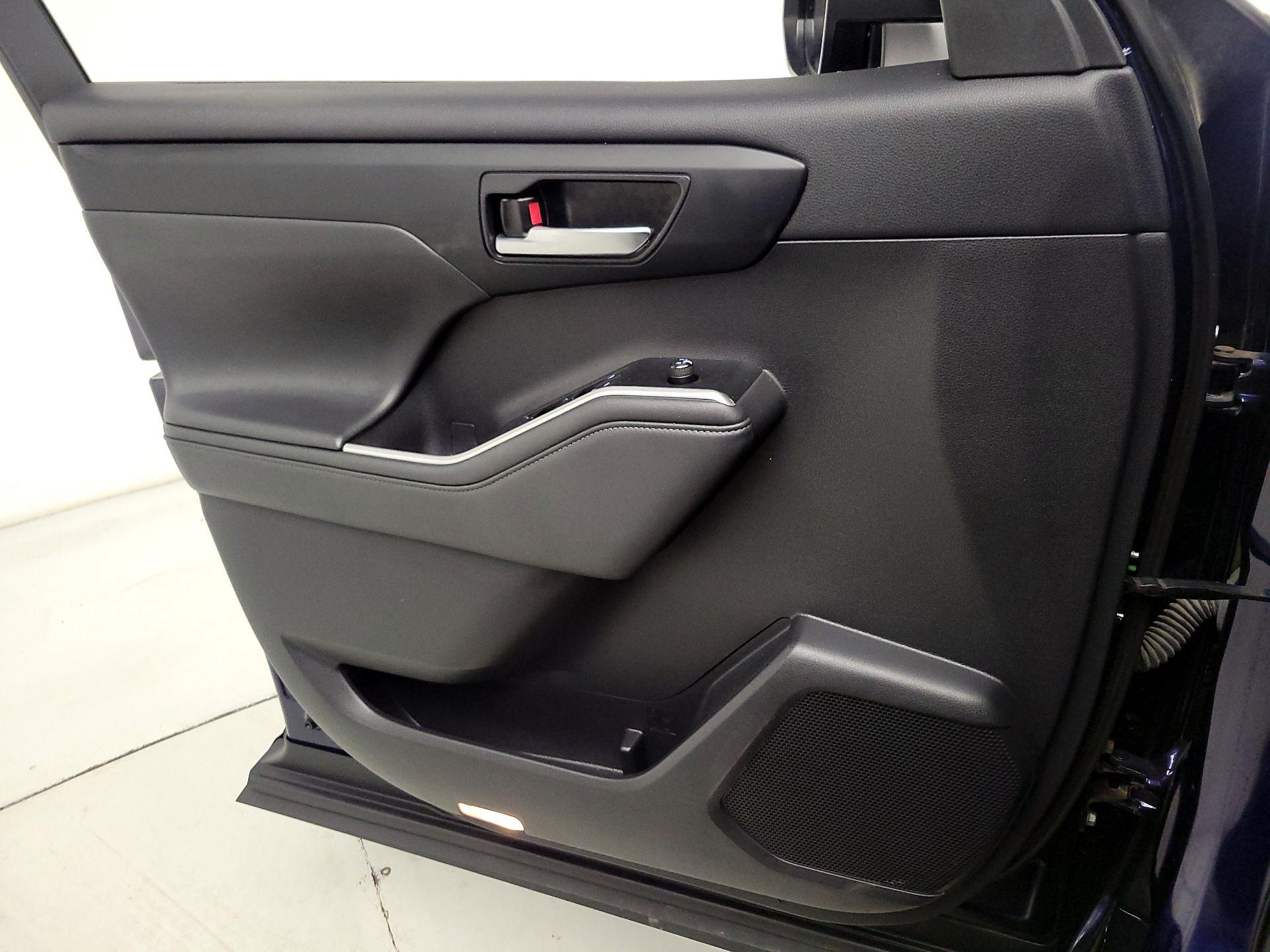 Thumbnail: 2021 Toyota Highlander - 12