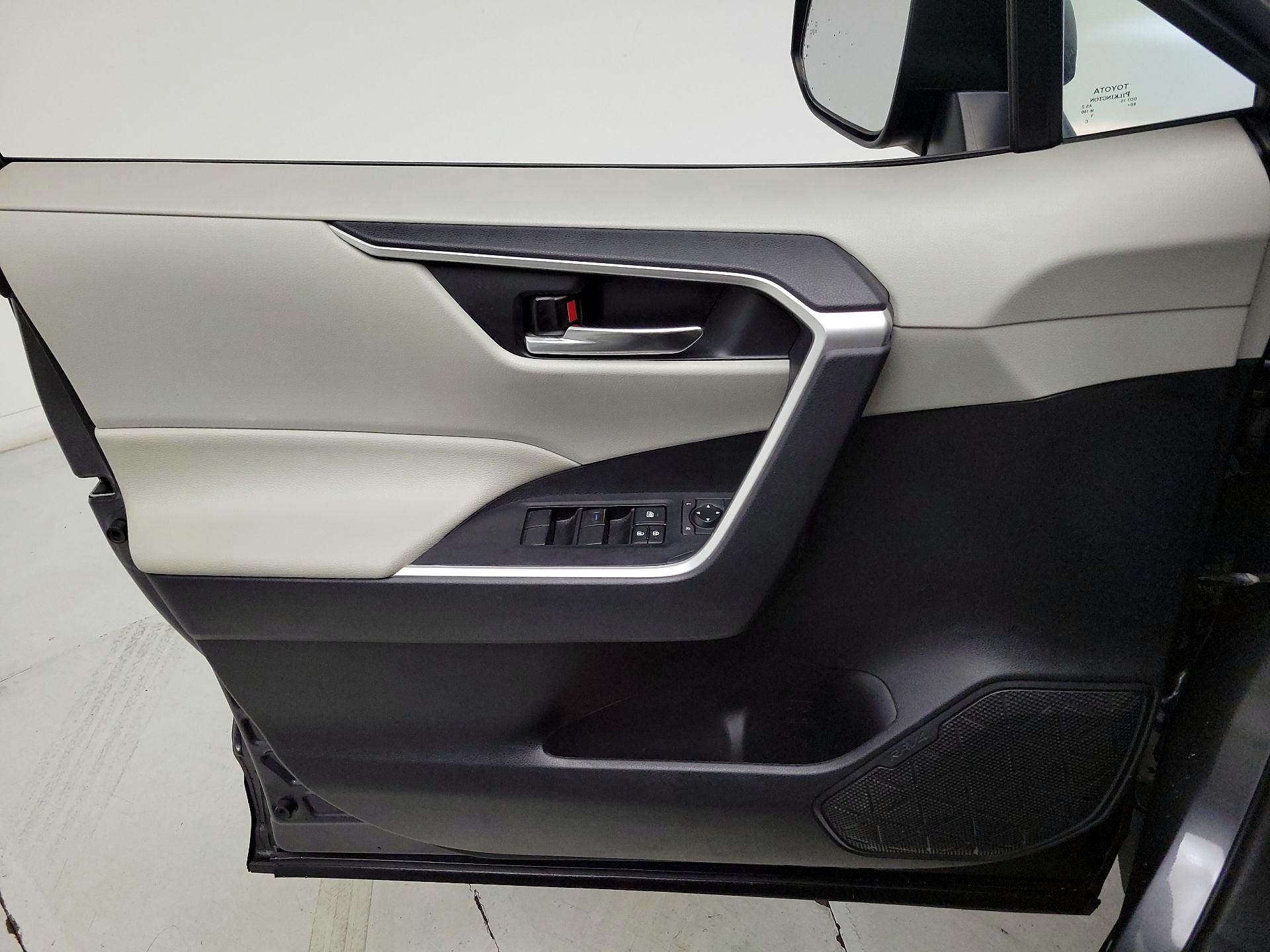 Thumbnail: 2020 Toyota RAV4 - 12