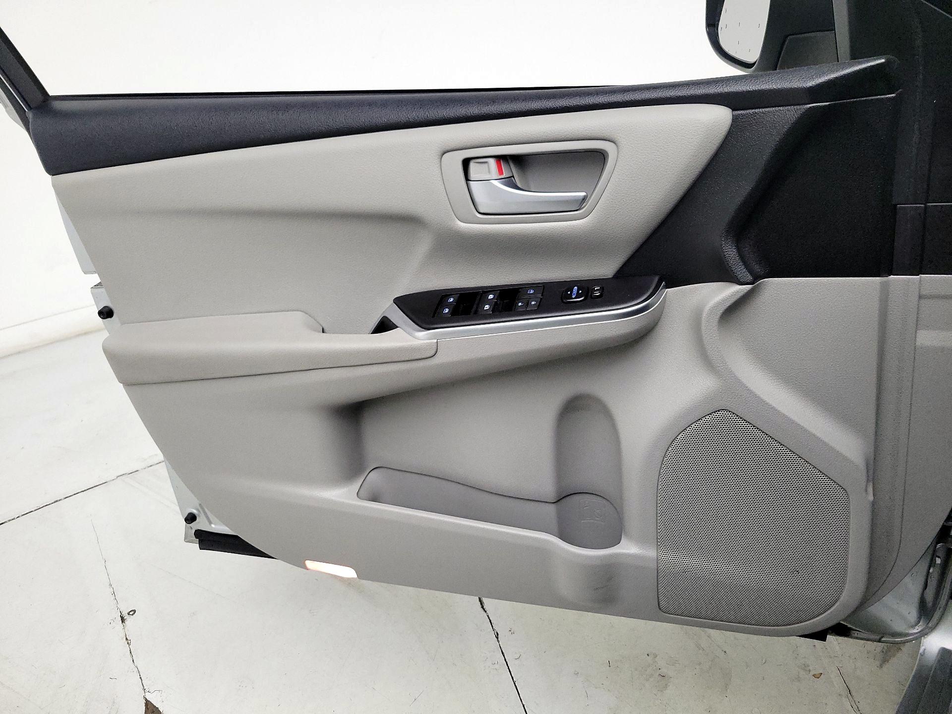 Thumbnail: 2016 Toyota Camry - 12