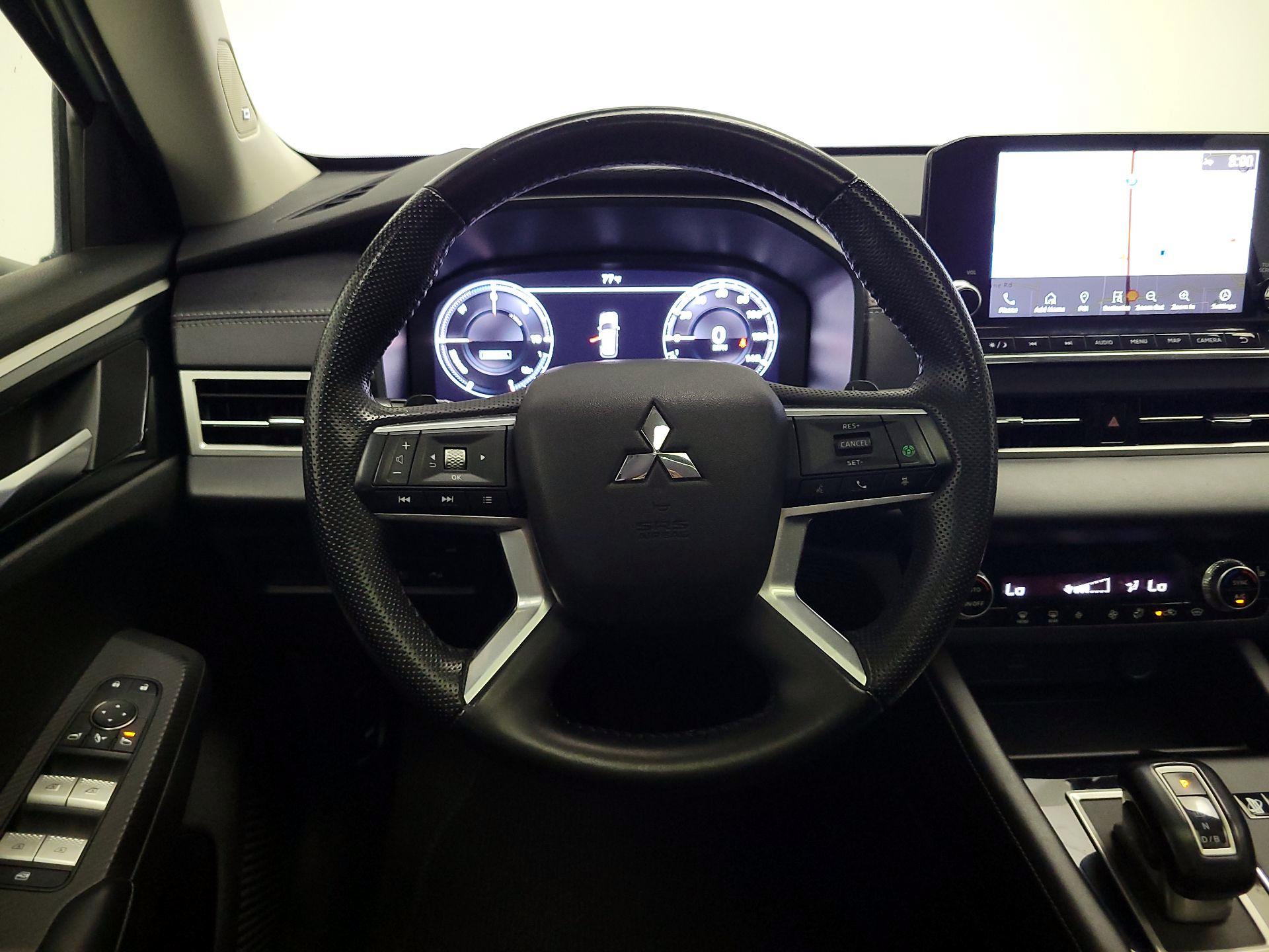 Thumbnail: 2023 Mitsubishi Outlander - 10