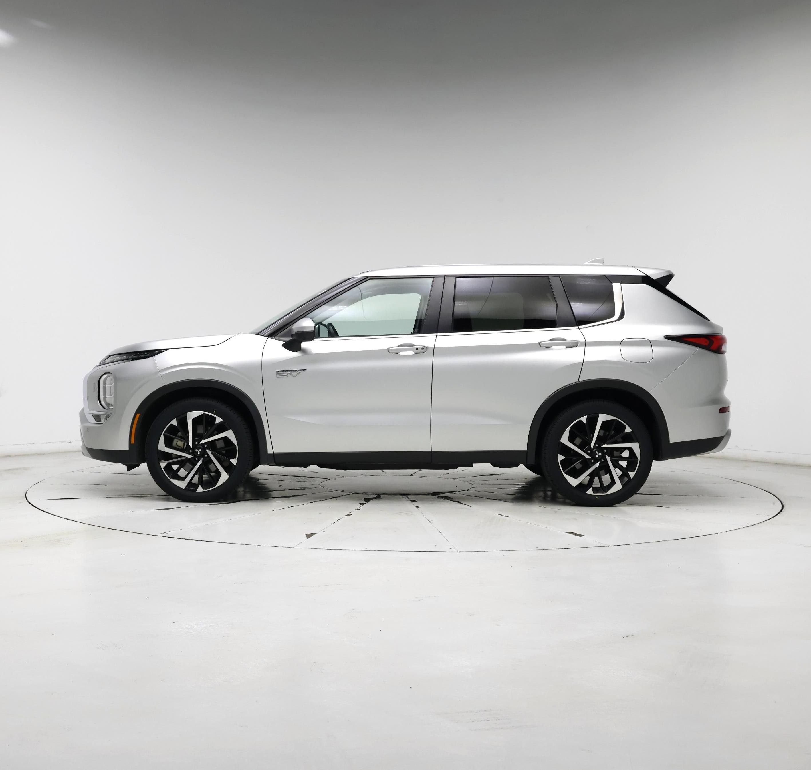 Thumbnail: 2023 Mitsubishi Outlander - 3