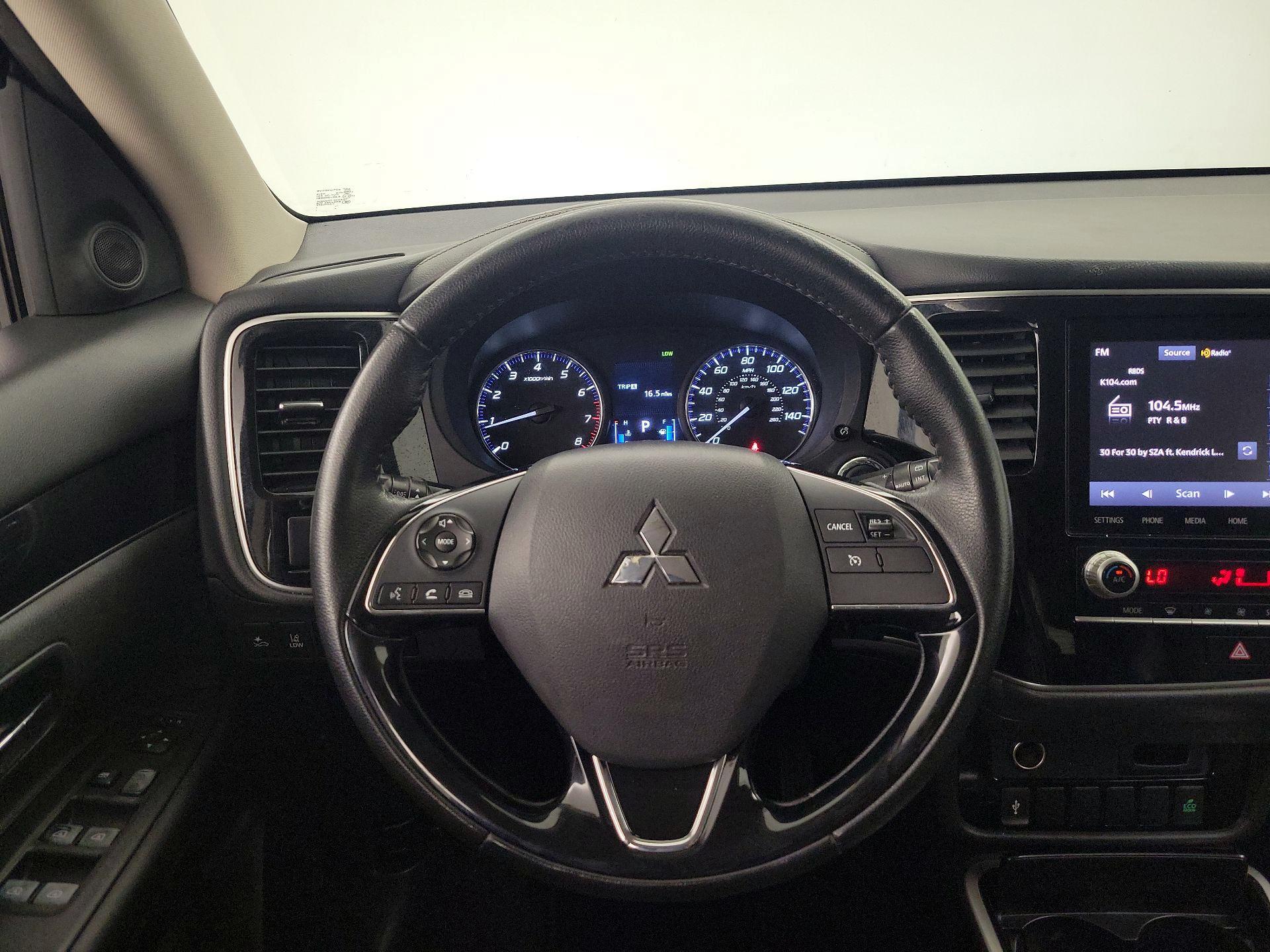 Thumbnail: 2020 Mitsubishi Outlander - 10