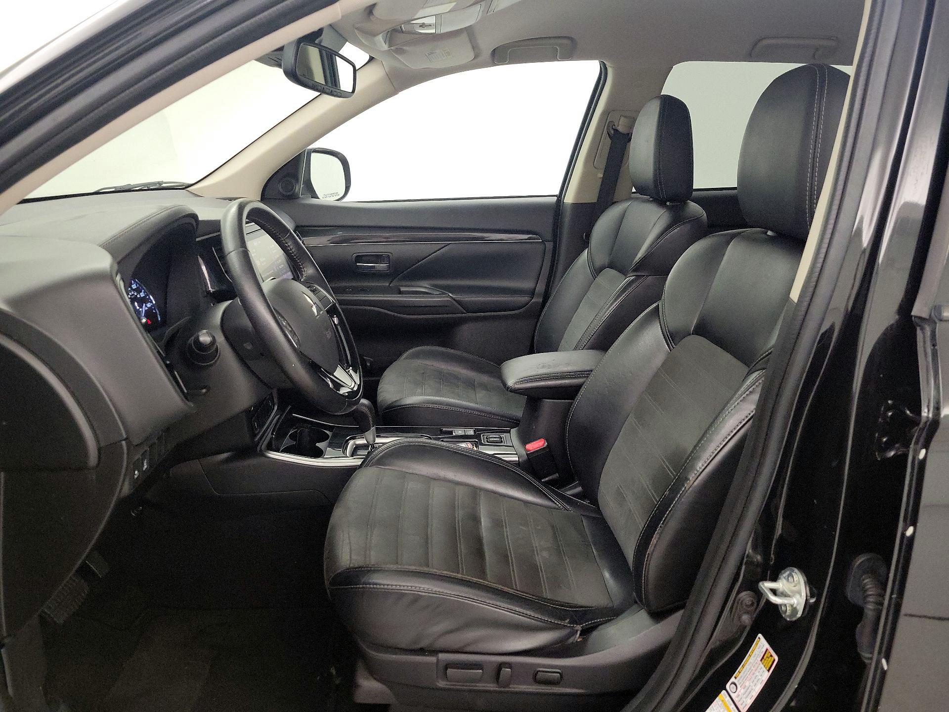 Thumbnail: 2020 Mitsubishi Outlander - 11
