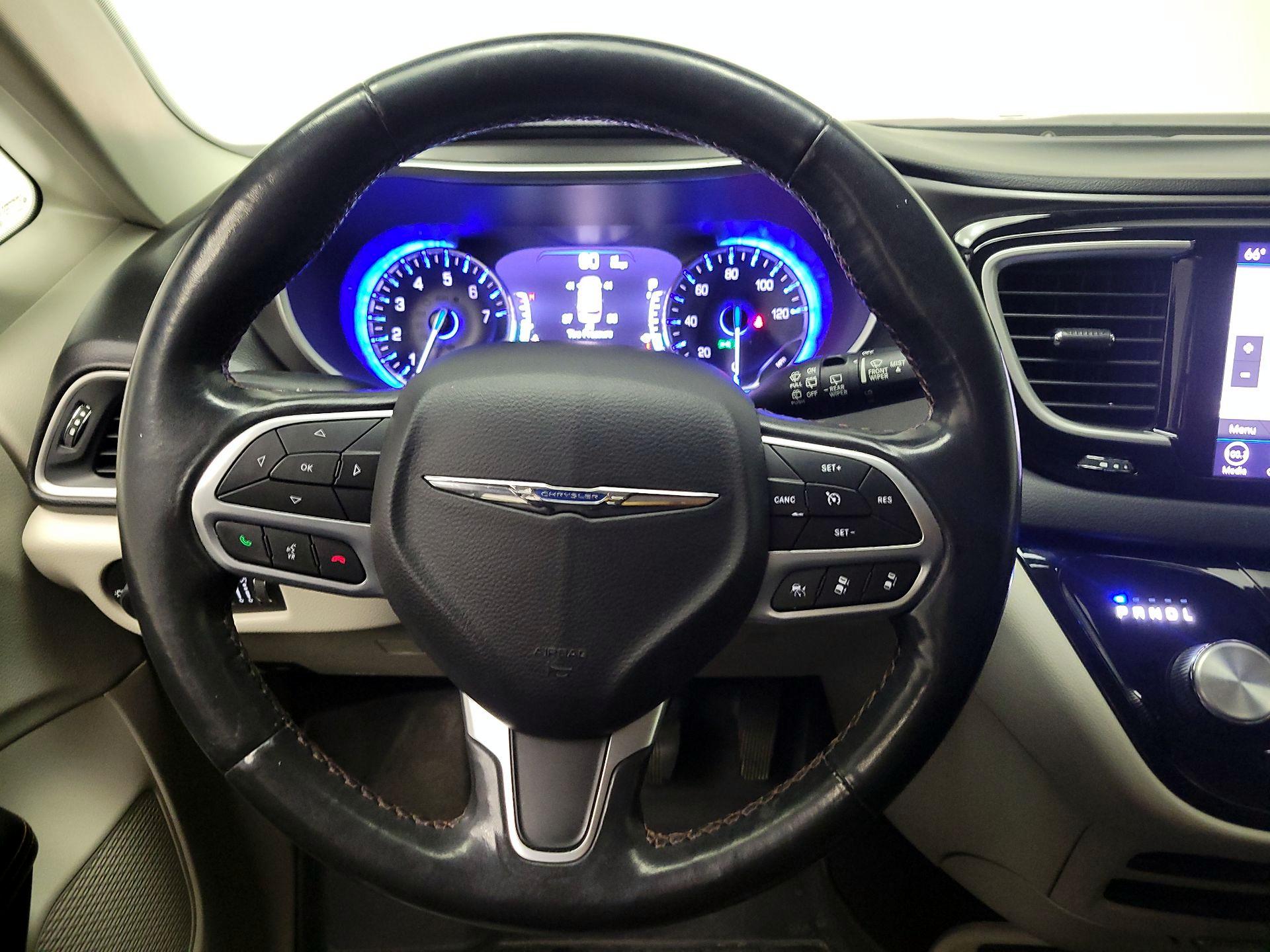 Thumbnail: 2020 Chrysler Pacifica - 10