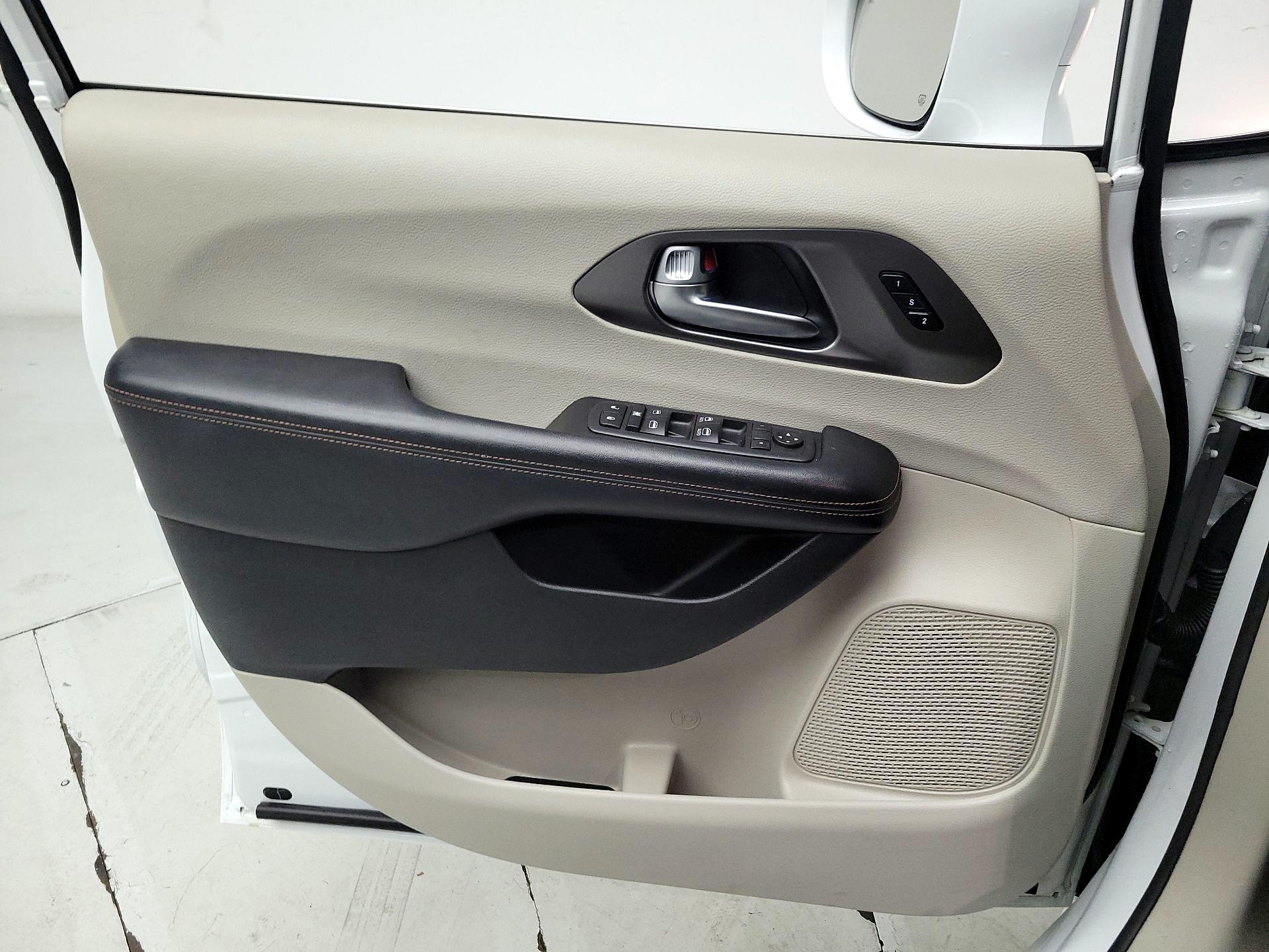 Thumbnail: 2020 Chrysler Pacifica - 12