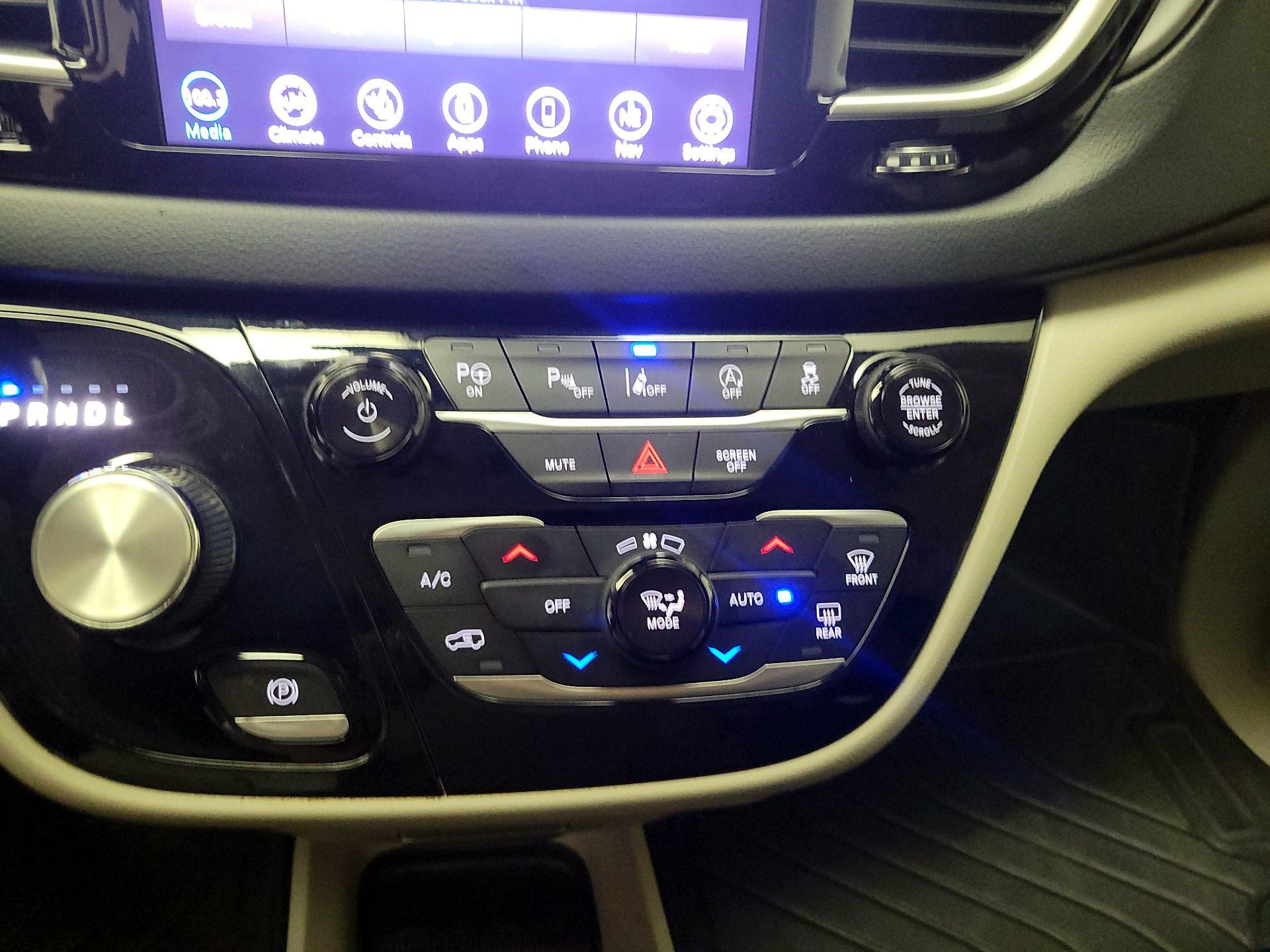 Thumbnail: 2020 Chrysler Pacifica - 17