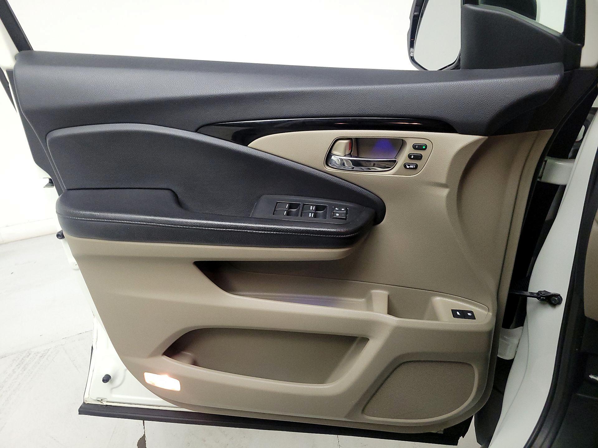 Thumbnail: 2017 Honda Pilot - 12