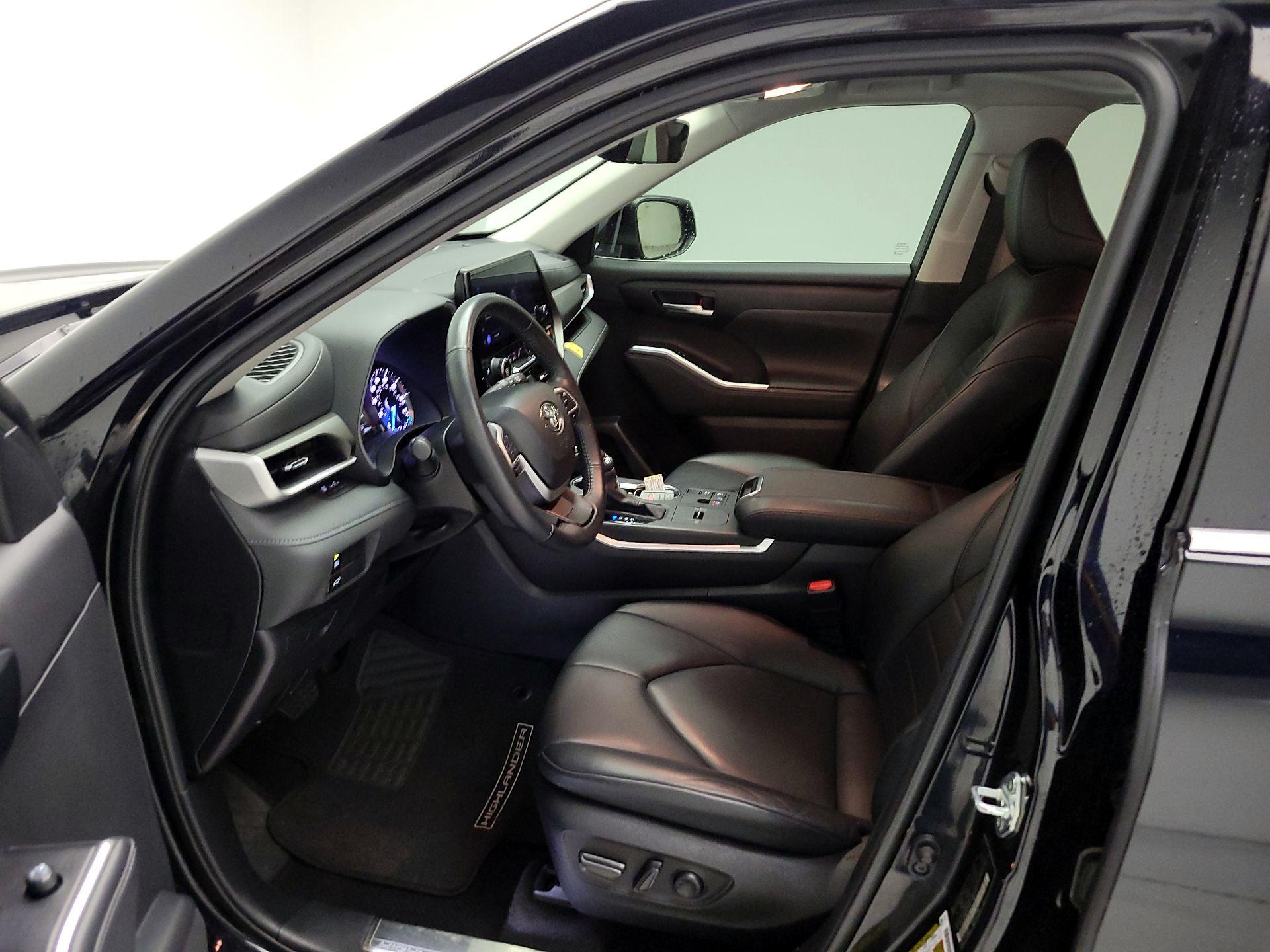 Thumbnail: 2023 Toyota Highlander - 11