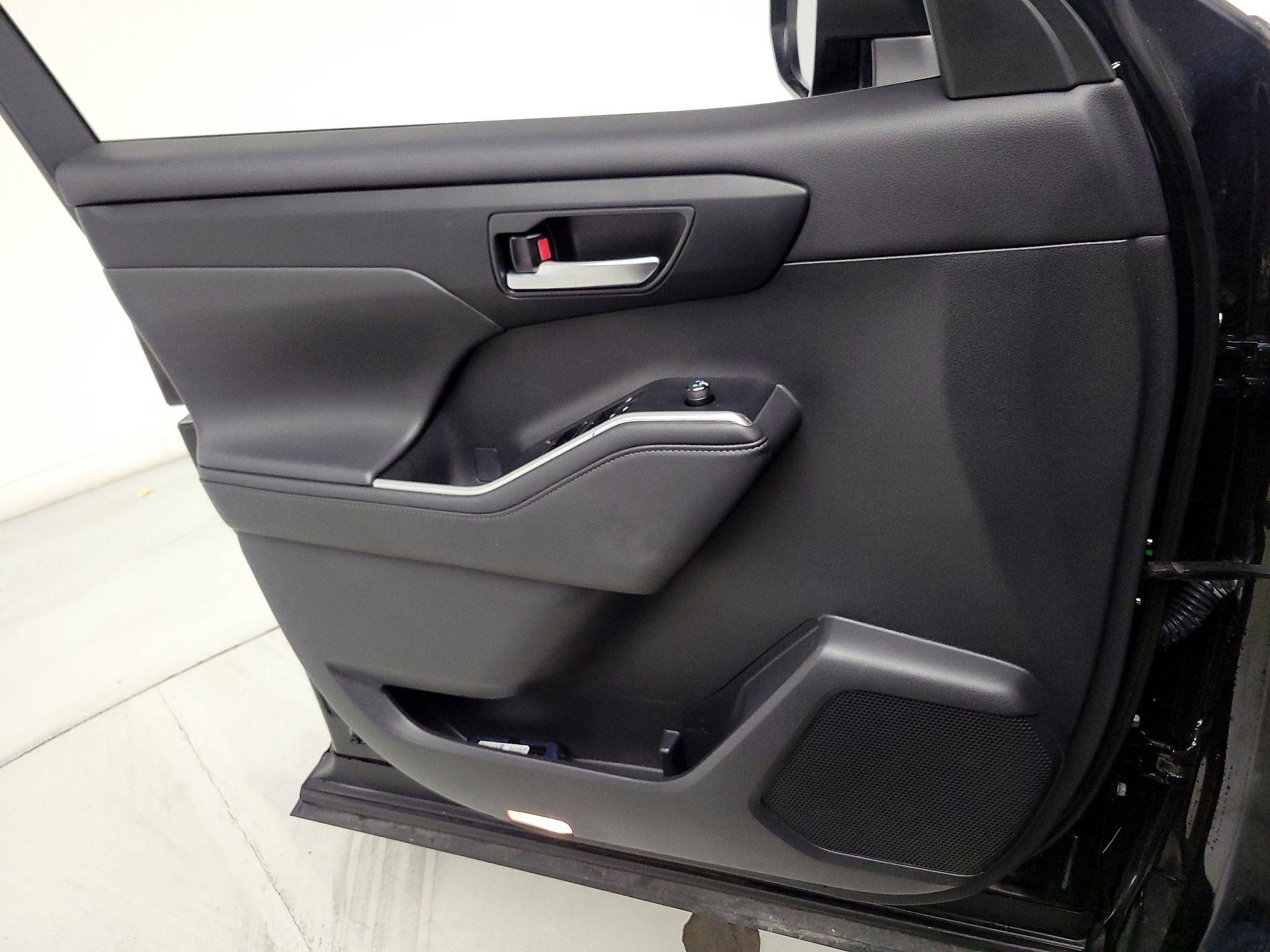 Thumbnail: 2023 Toyota Highlander - 12