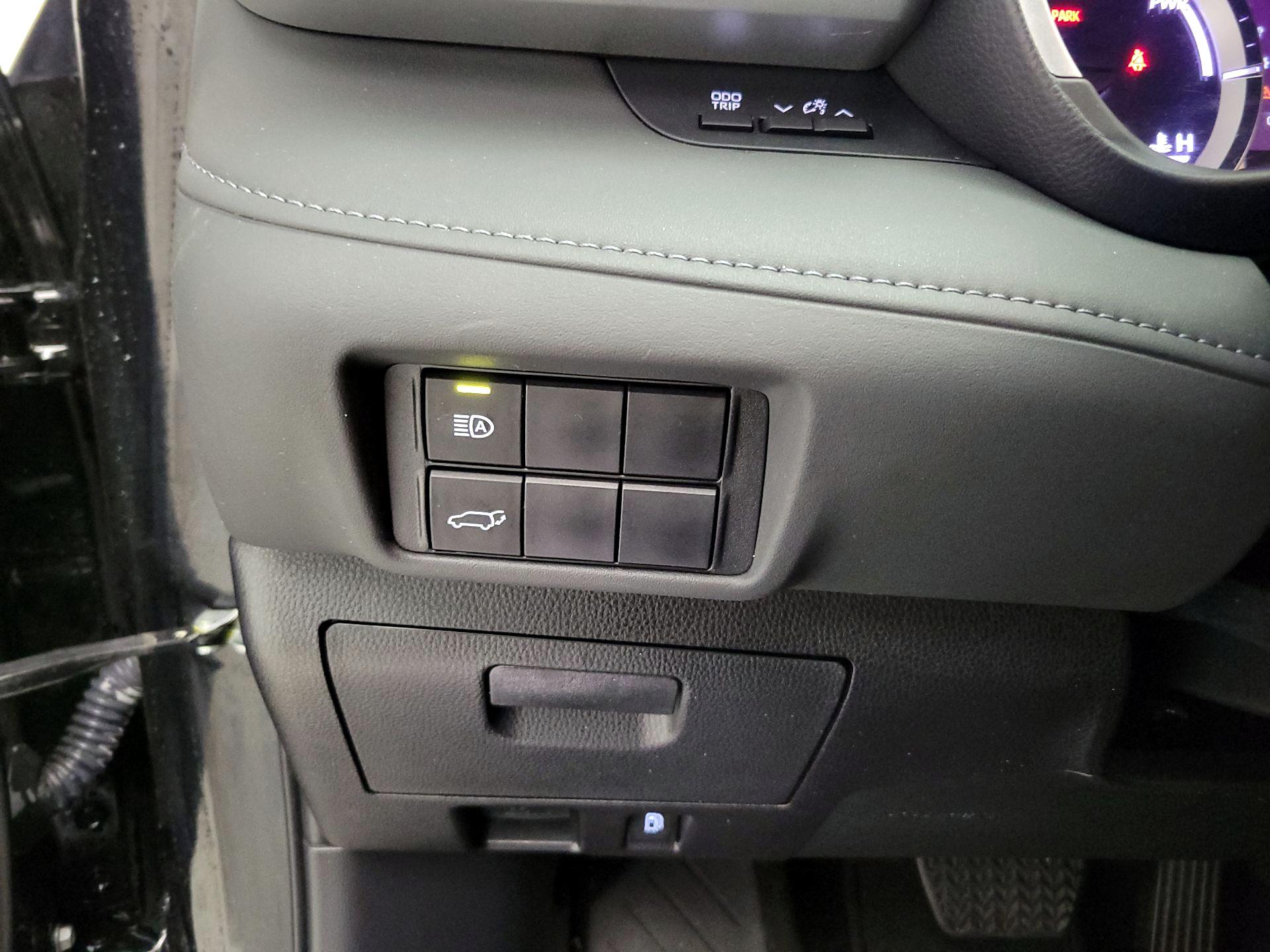 Thumbnail: 2023 Toyota Highlander - 13