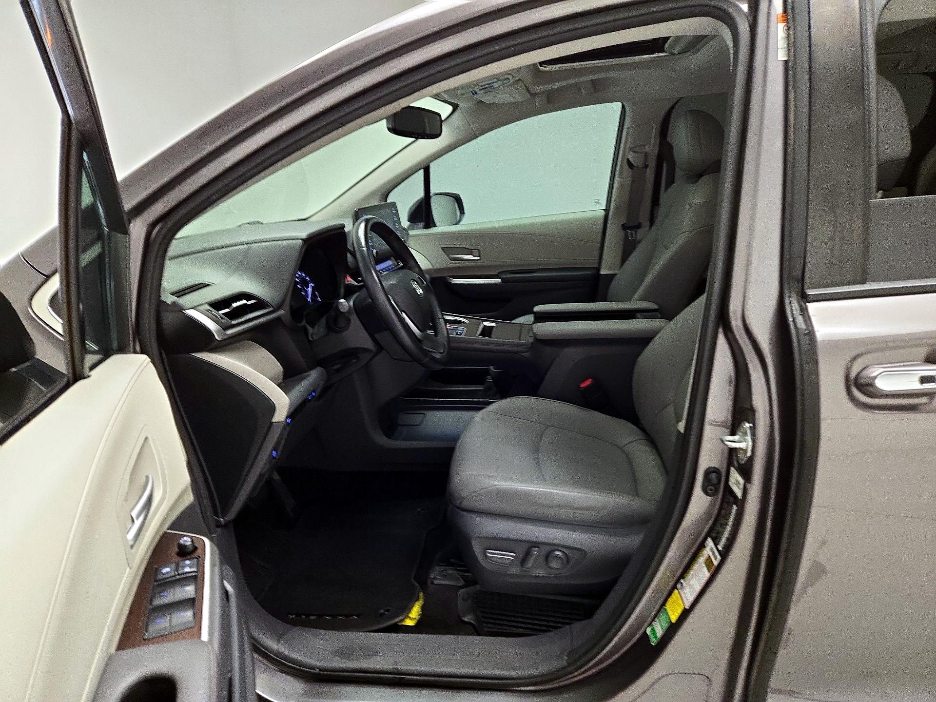 Thumbnail: 2021 Toyota Sienna - 11