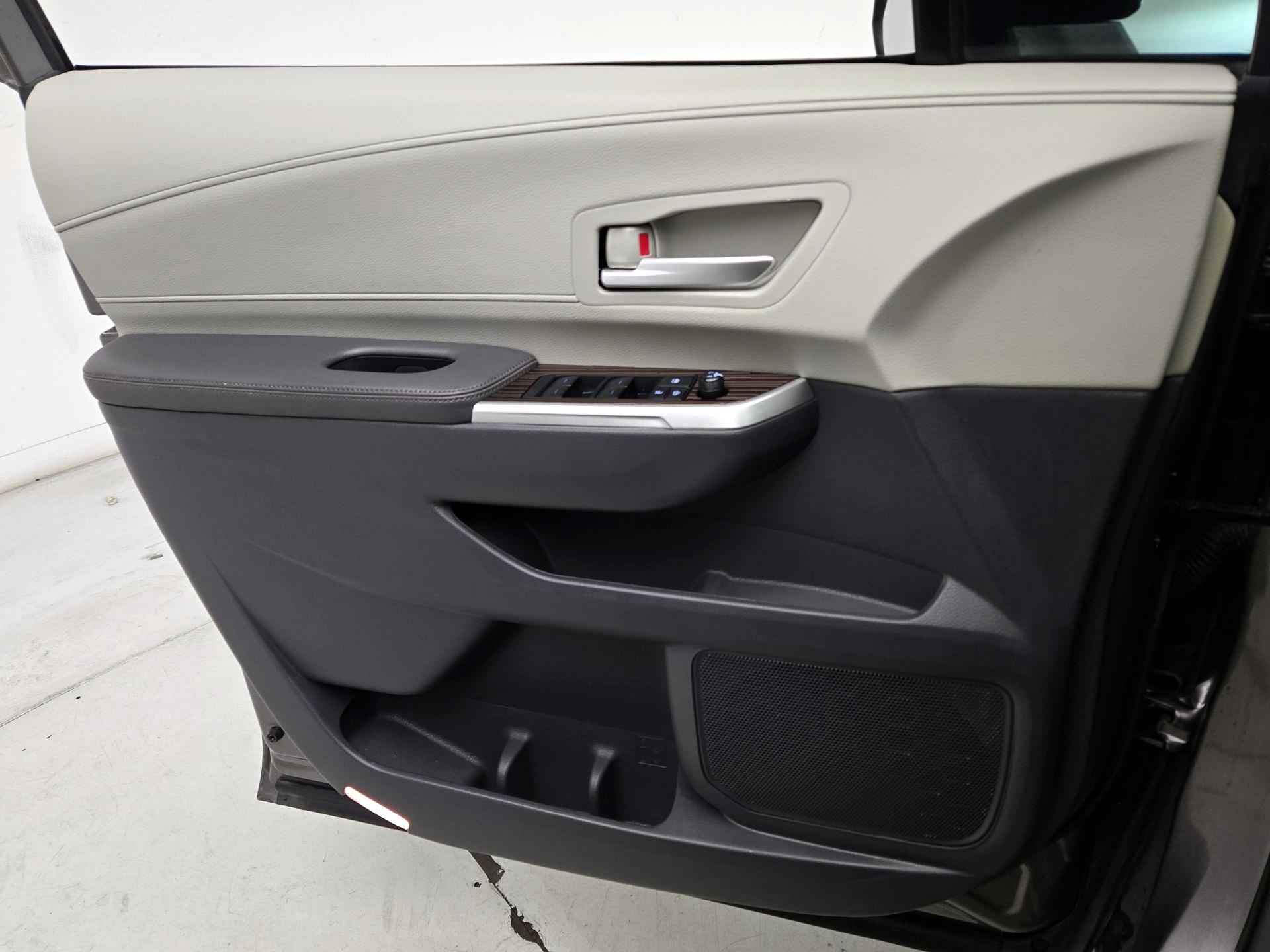 Thumbnail: 2021 Toyota Sienna - 12